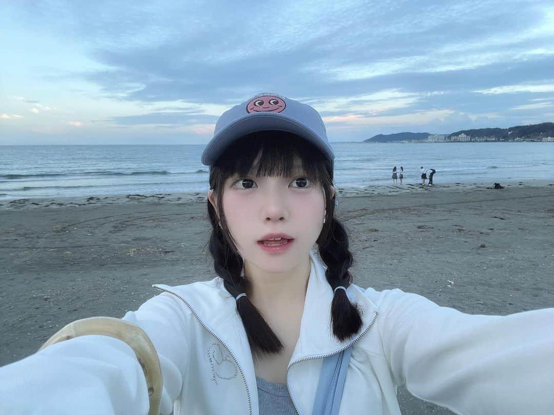 みぽたぽたのインスタグラム：「ひとり海〜！ おうち大好きみぽなんだけどどうしても自然感じたくて、はるばると鎌倉まで…😂！！！海の音と風を浴びて完全にスペシャルリフレッシュデー👍🏻ないすぅ👍🏻」