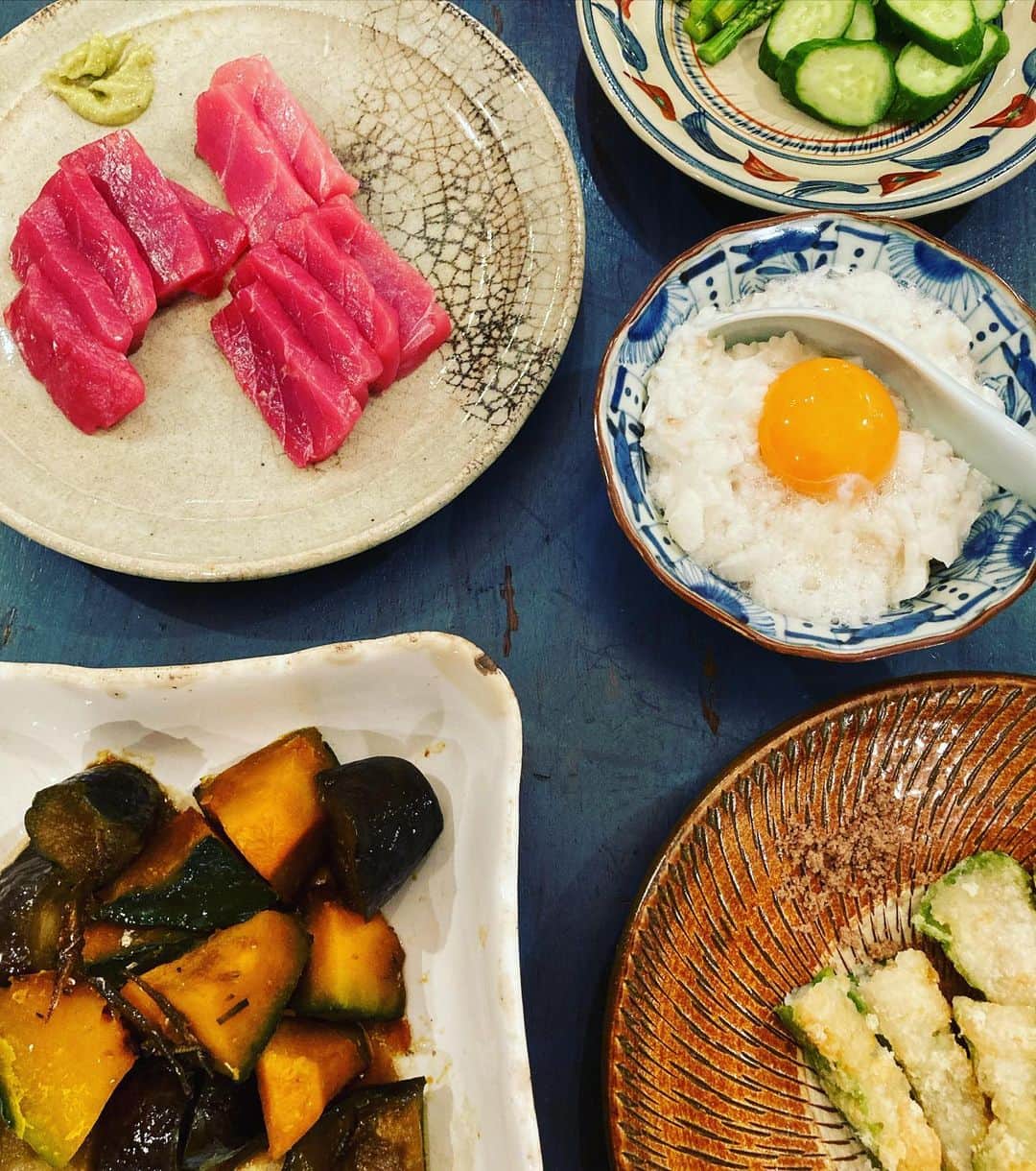 井上荒野のインスタグラム：「豊洲にマグロの解体ショー見に行った友人から、マグロのサクのお土産いただく😆夫と「あと何切食べるつもり？」と牽制し合いながら食べる。ごちそうさまでした！甘長に海老詰めて揚げたもの、茄子と南瓜に、とろろ、ぬか漬け。写真は夫がすでに2切れくらい箸つけた後。」