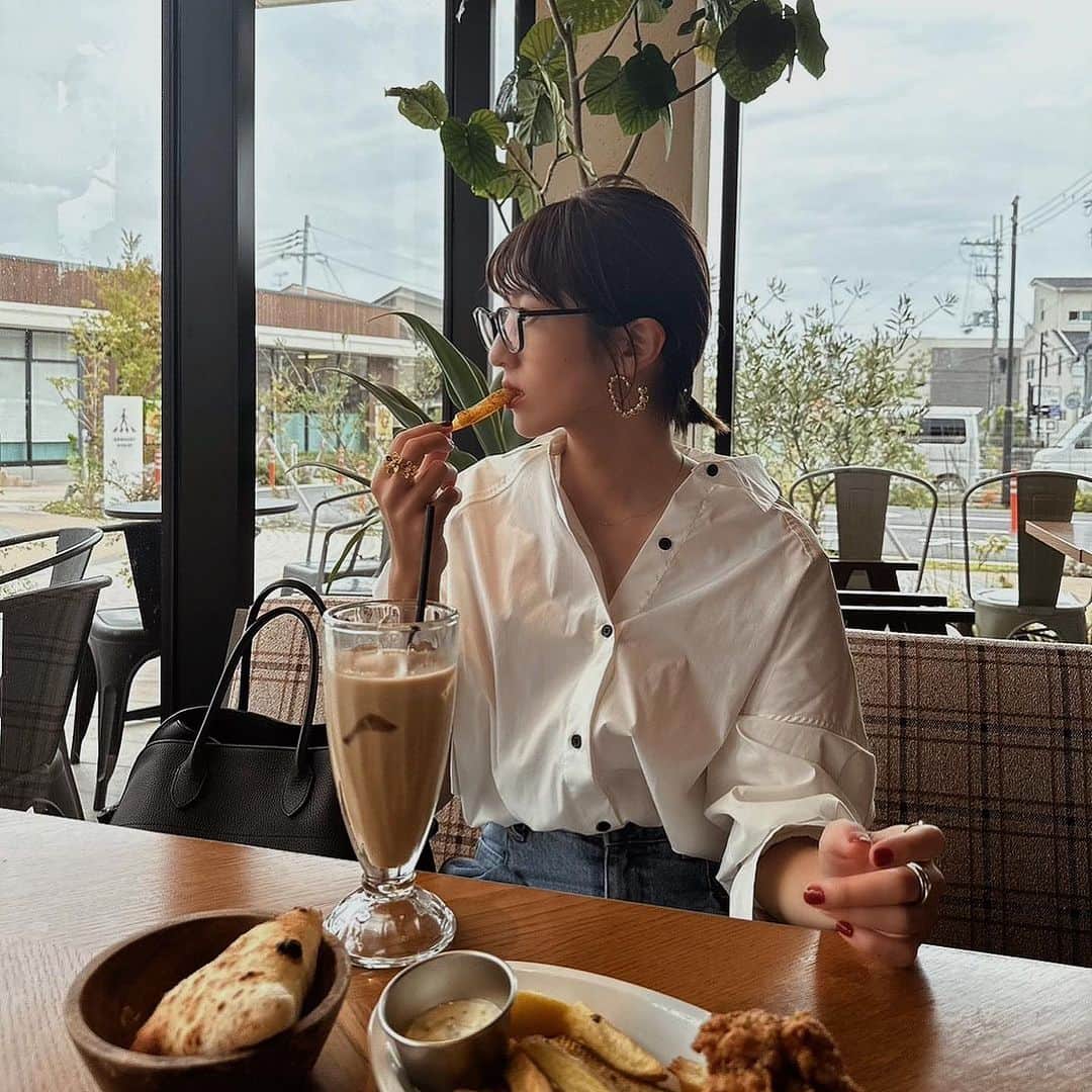 美生のインスタグラム：「久しぶりのゆっくりランチ♡ ⁡ チキンとポテトって なんでこんなに美味しいの🥹 ⁡ ⁡ 出張に持って行った @donobanweb のシャツは アイロン要らずで優秀！ @m_akiron さんセレクトのピアスは オシャレでつけ心地も良くて 今季のスタメンに決定♡ ⁡」