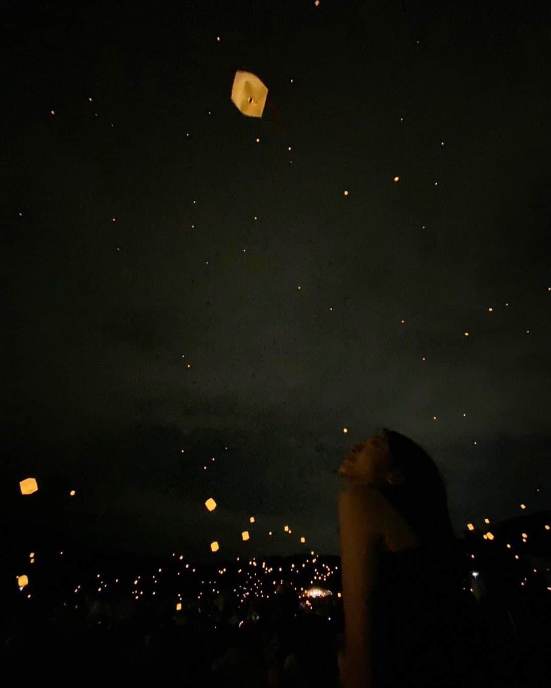 celia_azumaのインスタグラム：「🌃💖  らんたんに願い事を書いて 夜空に飛ばしました🥹☺️✨  どこかに私の名前が 書いてるらんたんが落ちてたら あまり読まないで静かに 持ち帰ってください🤣🤫🙏🏻  また来年も行きたいなー！ 花火もとっても綺麗でした😭 夏の終わりにとても良い思い出 になりました🌃  #盛岡どんぱ #どんぱ #花火大会 #花火 #岩手県盛岡市 #盛岡 #dayoff #fff #f4follow #f4f4  #followforfollowback #fireworks #iwate #morioka #me #ootd」