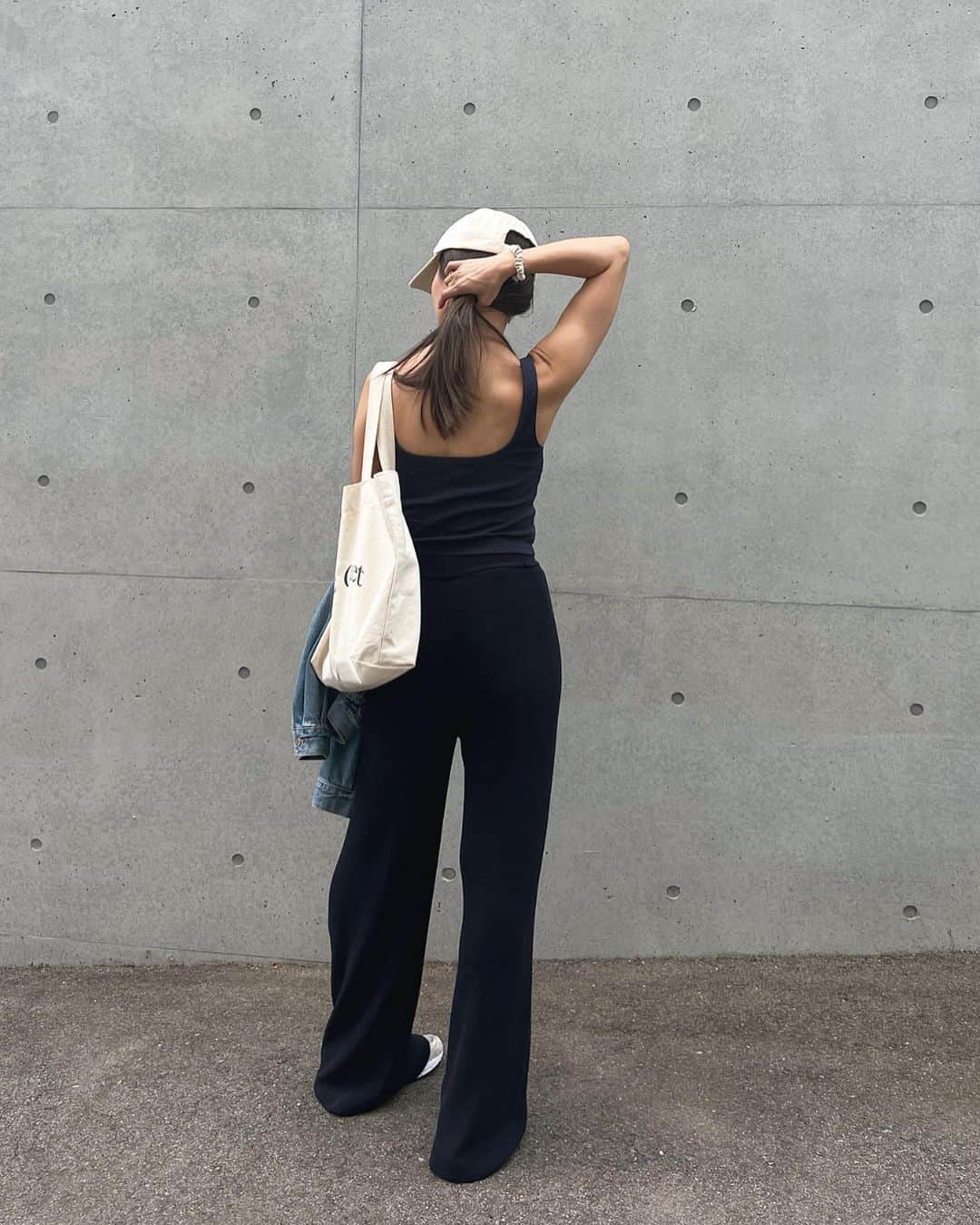 渡邊智子さんのインスタグラム写真 - (渡邊智子Instagram)「. bra tank & knit pants 🤍 @studiodoe」9月11日 19時56分 - _tomomon