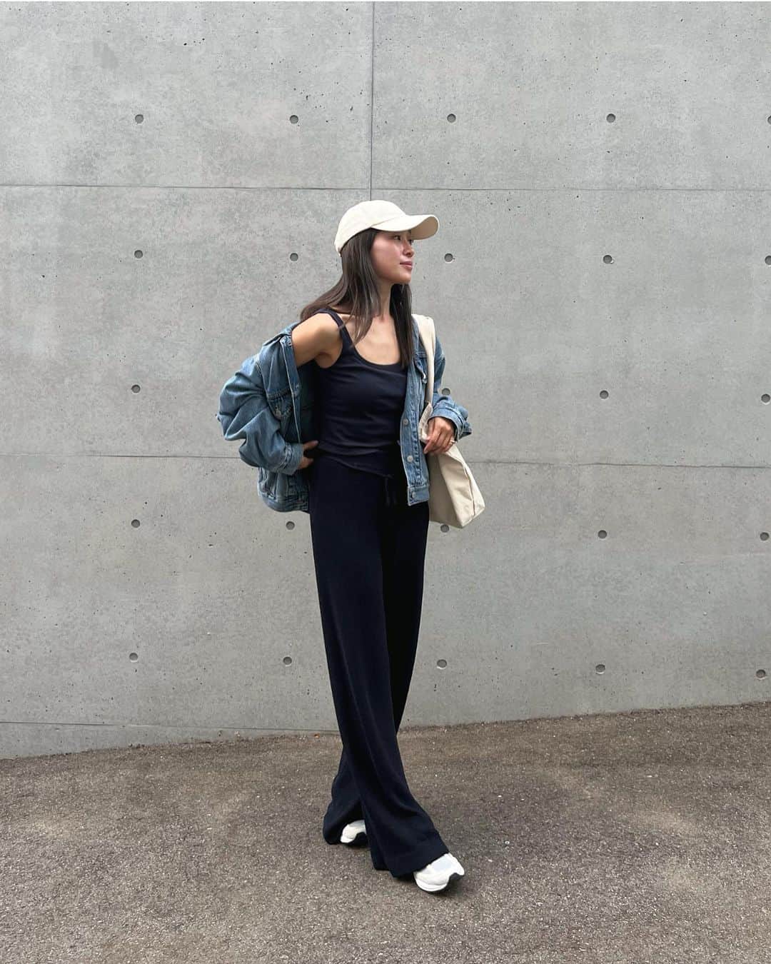渡邊智子のインスタグラム：「. bra tank & knit pants 🤍 @studiodoe」