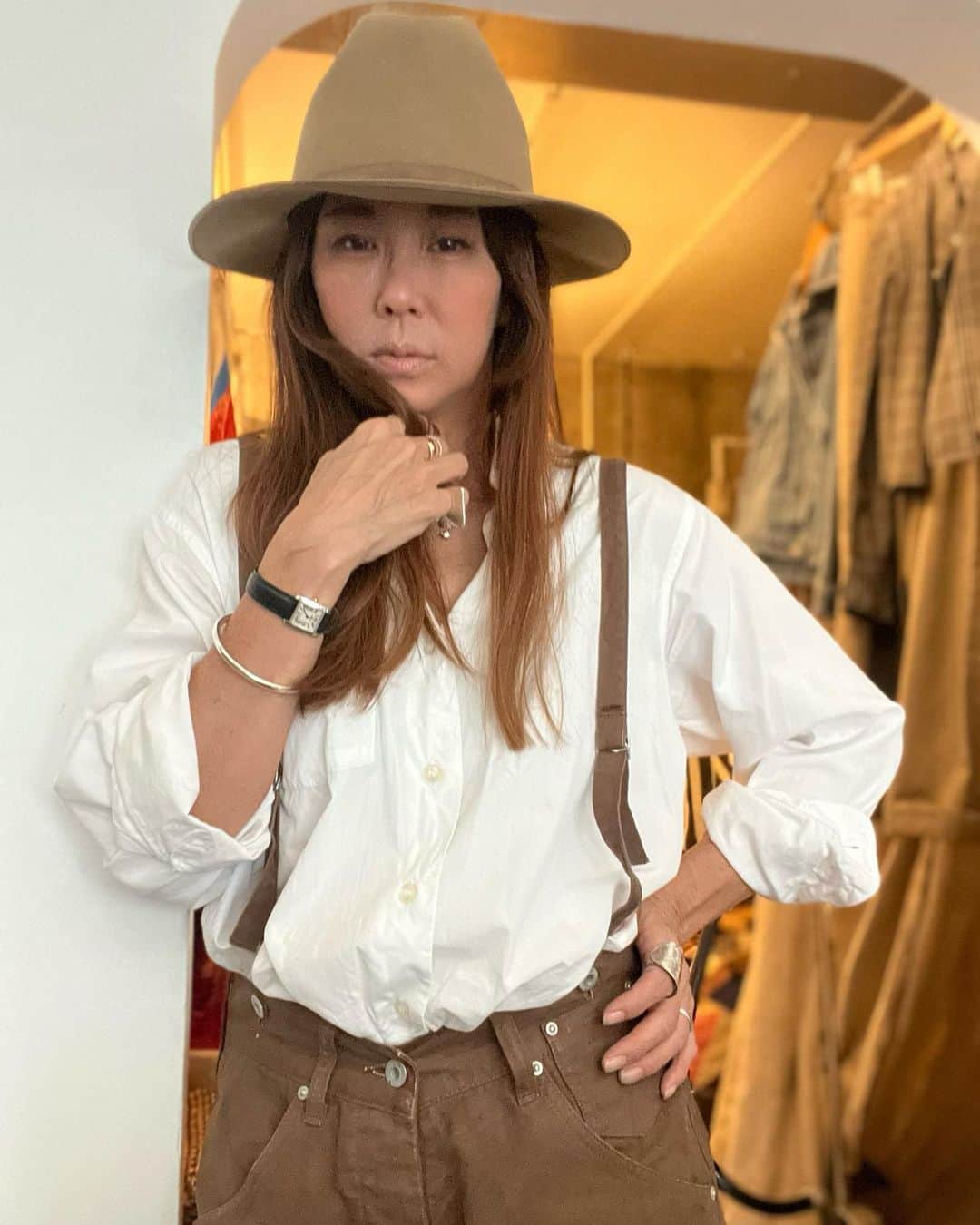 Megのインスタグラム：「ちゃんとメイクしてもらうと全然違う (フィルターはしっかりかけておりますが)  5人くらいと仕事とプライベートのLINEが同時進行した後カレー作って今度は週末の丸ビルのイベント用のリメイクのミシンかける  あっと言う間にスタートした9月はあっという間に終わりそう こんな時に限って旦那もとてつもなく忙しくてうちの夫婦はだいたいそんな感じでシンクロしていることが多い  古着屋なのに全然稼働できていないことがちょっとストレスのようにもなっていたりするけど秋冬ものがちゃんと入ってきたら新商品まとまて紹介ライブとかそのうちやりますのでよろしくお願いします」