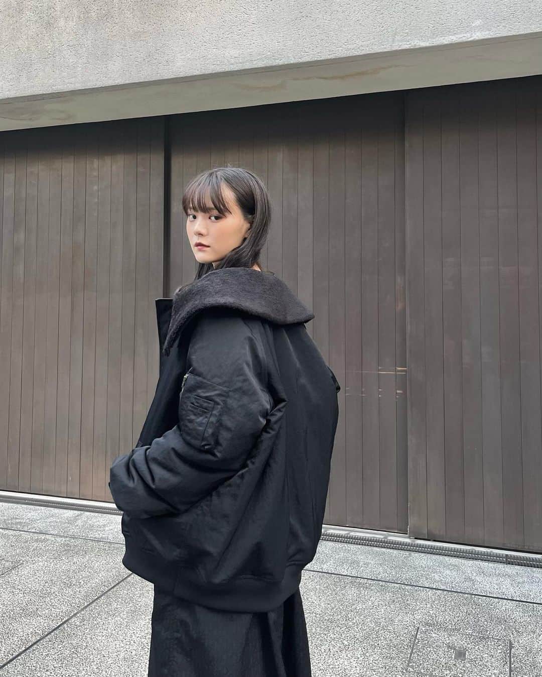 木村なつみのインスタグラム：「わあああああめちゃめちゃ可愛いアウターとワンピース作ってしまったよ-🫶🏿  ・nylon padding jacket 柔らかくマットな風合いが上品なナイロン素材を使用したジャケット。この生地めっちゃお気に入り。 ドカジャンをベースとしたワークスタイルアイテムだけど生地の上質さとオーバーサイズのシルエットで女の子にも似合うように◎ 中綿が入ってるからめっちゃ暖かい！(暑かった) 襟立てられるから寒い日も着れます ボアの襟は取り外せます☺︎ 襟外すと一気にメンズも着やすくなる気がする！ ちなみに私が着てるのはメンズサイズ！レディースサイズでもよかったな！また着て載せるー！  ・open shoulder gather one-piece 肌触りがよく軽量のナイロン素材を使用したワンピ さりげなく柄になってたり肩紐が二重になってたり細かいところこだわってます 袖やスカート部分にギャザーでボリュームを出し可愛らしさを演出し、肩を出すことで全体が重すぎない印象に。 タイトなインナーを合わせて着るの可愛いからまた載せます！  exhibition 9/24.25 📍Nakameguro」