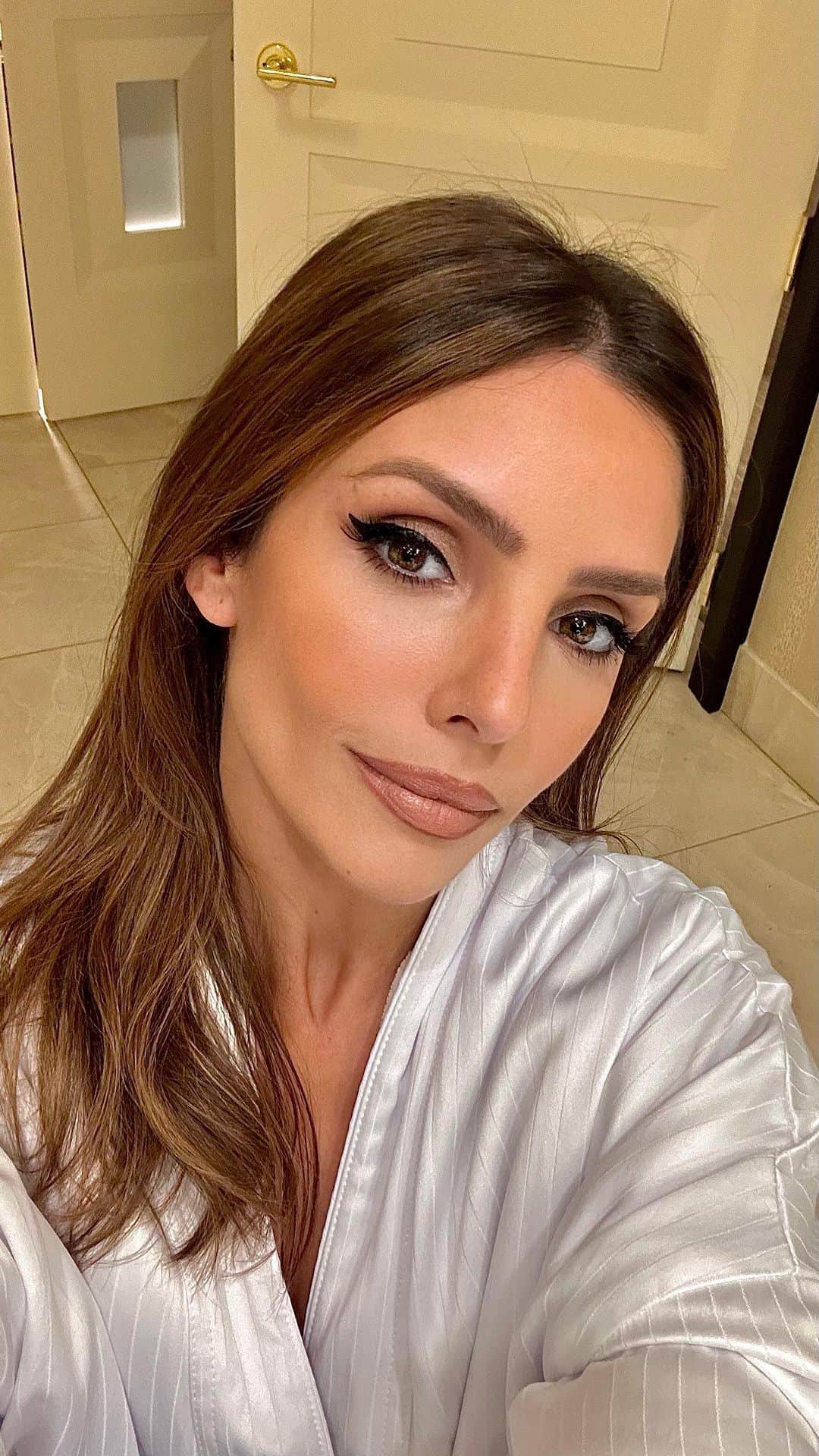 カロリーネ・セリコのインスタグラム：「#GRWM | make e look para o show da Adele 🤍  Espero que gostem!  #CaCelicoBeauty」