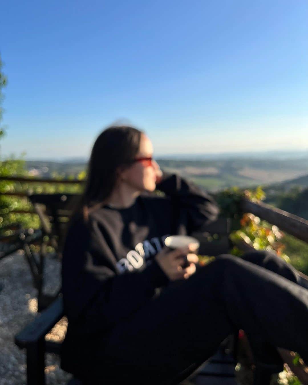 アンディー・トレスさんのインスタグラム写真 - (アンディー・トレスInstagram)「Our coffee spot every morning 🥹 #tuscany」9月11日 20時08分 - stylescrapbook