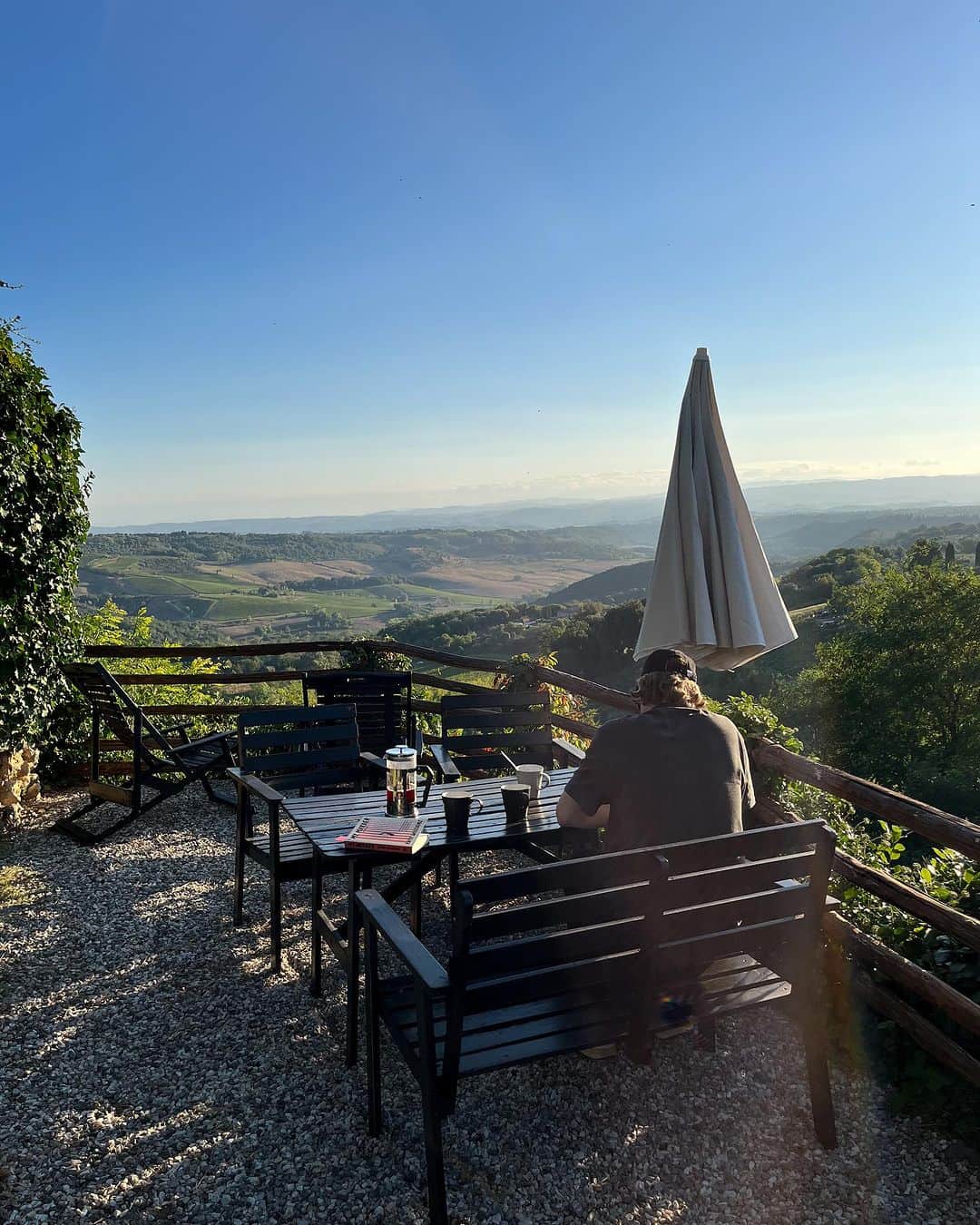 アンディー・トレスさんのインスタグラム写真 - (アンディー・トレスInstagram)「Our coffee spot every morning 🥹 #tuscany」9月11日 20時08分 - stylescrapbook