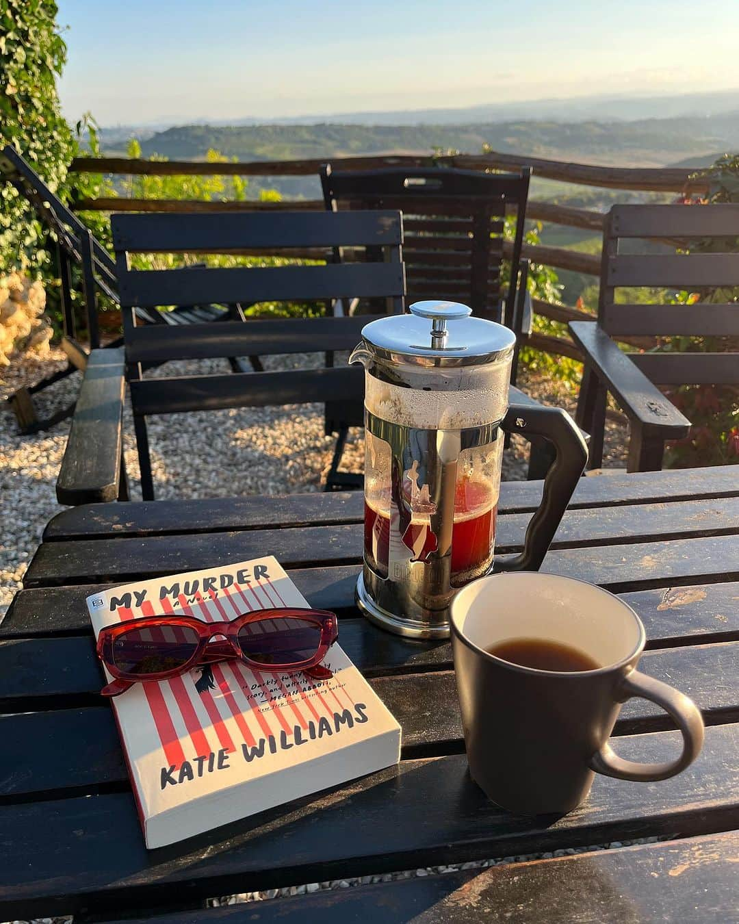 アンディー・トレスのインスタグラム：「Our coffee spot every morning 🥹 #tuscany」