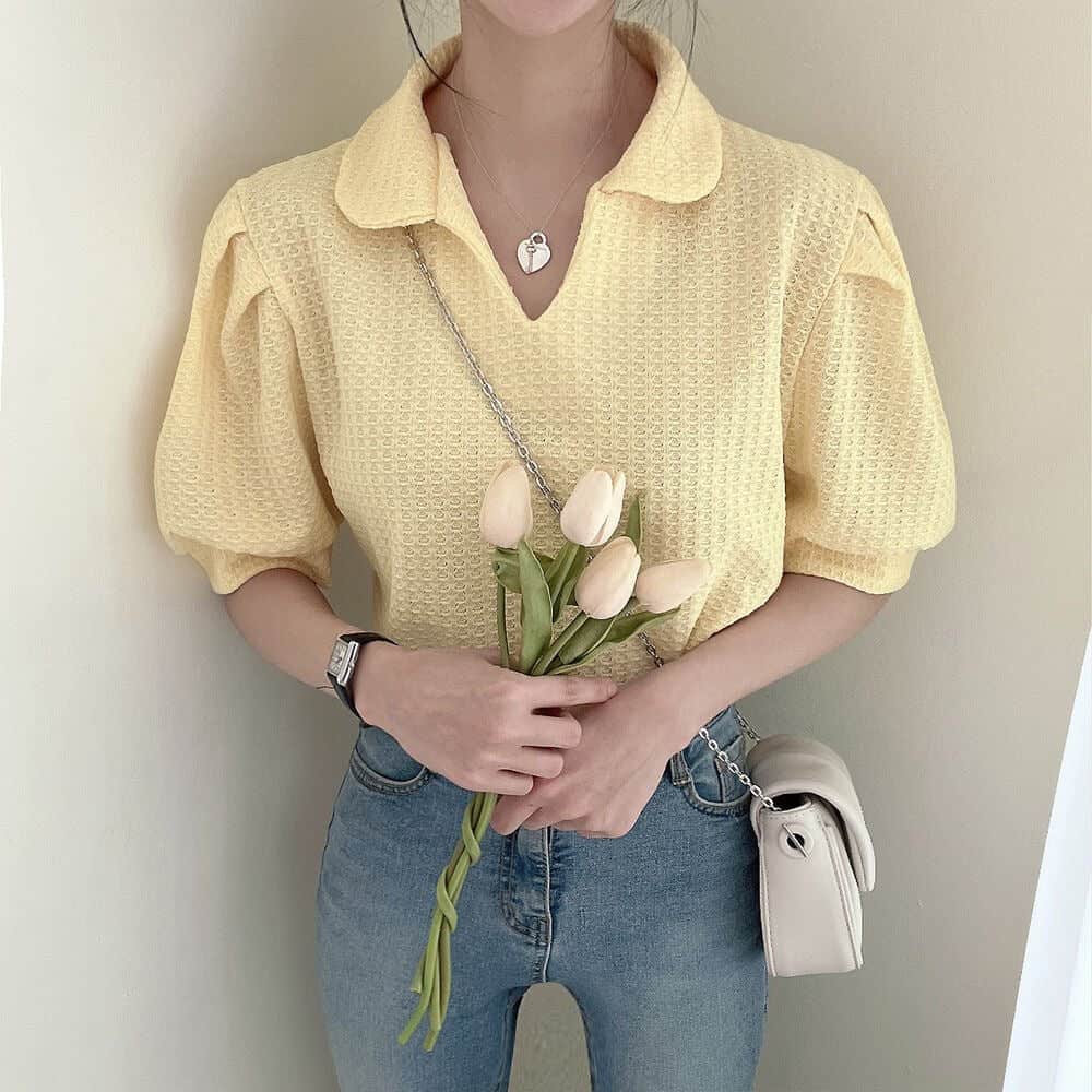 17kg(イチナナキログラム) のインスタグラム：「👈韓国ファッションのトレンドアイテムは17kgで購入🖤  チェックしてみてね🇰🇷  【パフスリーブワッフルカットソー V7611S】  #韓国ファッション #韓国コーデ #17kg #イチナナキログラム #プチプラコーデ #プチプラファッション」