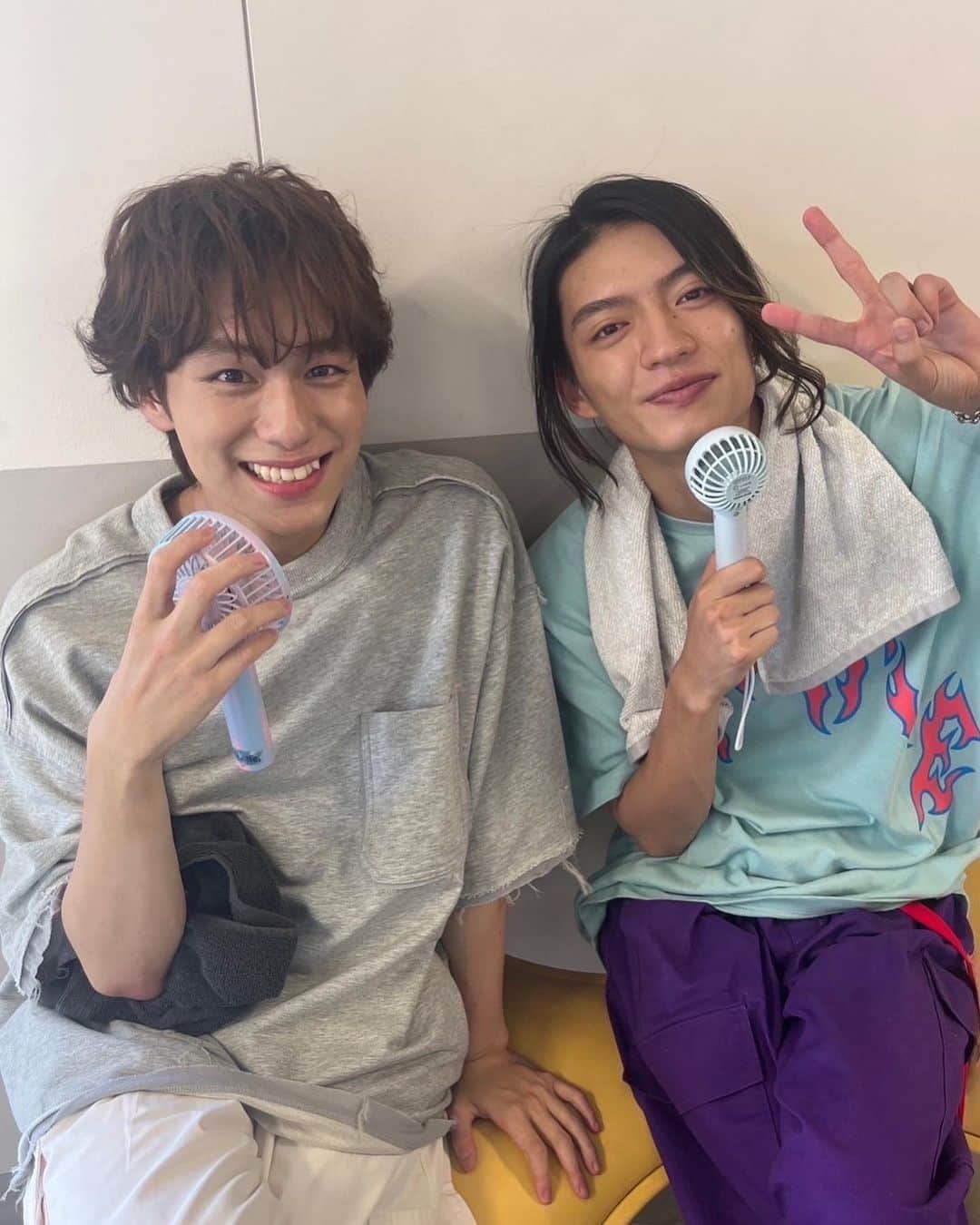 ばかやろうのキス/やり直したいファーストキスのインスタグラム：「#藤原と幹太 #休憩中も仲良し #ギャルの撮り方  #もはやギャルかもしれない ⋈・。・。⋈・。・。⋈ 第8話の藤原&幹太の友情 胸アツすぎましたね🥺 #最高の生徒 はTVer無料配信中！ 是非何回でもご覧くださいませ✨ プロフィール欄のURLをCheck✅ ￣￣￣￣￣￣￣￣￣￣￣￣￣ ☑︎藤原大志 #山下幸輝  @qpitdef  ☑︎ 木下幹太 #杢代和人　@mokudai520_k」