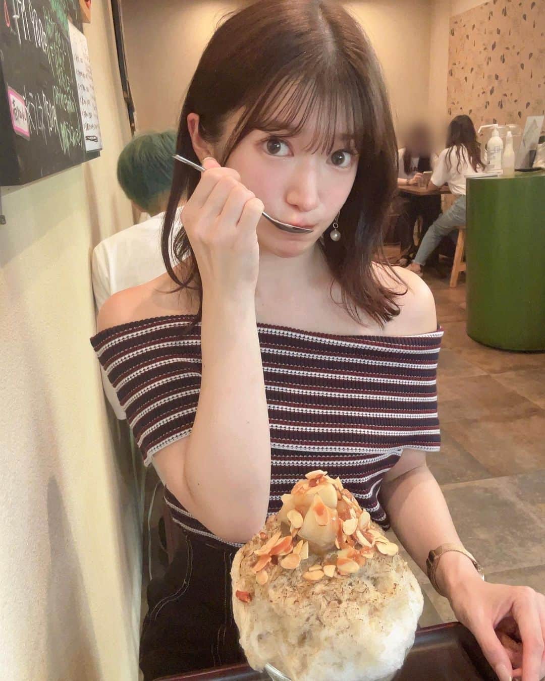 渚志帆のインスタグラム：「浅草『浅草浪花家』さん🍧  ＊みるくティー ＊あんずみるく 豆腐クリームチーズトッピング ＊キウイ  お久しぶりの浅花家さん🍧 新作みるくティー！最近ティー系の氷ちゃん好きなのでワクワクでした🤤 紅茶みるくをベースに、紅茶あん、そして驚き桃のコンポートも乗っていました！！！ アーモンドスライスも溢れんばかりにたっぷり。 みるくティーというもの自体を久しぶりに口にしたんだけど、甘く夏にピッタリ青春感じるJKに戻ったような気分になりました👧 そしてキャラメルソースもちゃっかりかかっている！！！ これは完全にJK時代に飲んでいたリプトンのミルクティーを思い出させられるような深い味わい...！ またりんごのコンポートが柔らかくて歯ごたえ良くてみるくティーの味と共に食べると頭の中がお花畑状態。 青春最高みるくティーでした✊ あんず！大好きなのでソッコーオーダー！！！ そして私は浪花家さんの豆腐クリームチーズが大好物なのでここぞとばかりにトッピング💫 みるくベースの上にあんずがかかっているので味がしっかりとしていてあんずの甘さも増して美味しい😋 このオレンジカラーは見ていて元気になれるカラー🟠 中にはあんずのジュレたっぷりで爽やかさアップ！またこれがプルプルでとろとろあんずソースと食べるのがまじで美味しい。 豆腐クリームチーズを合わせて食べるとまろやかな味わいに🪭 あんずの甘さがしっかりしているから飽きずにパクパクいけちゃいました！美味しかったー！✨ そして次に気になっていたキウイ🥝 そのままのキウイ果肉がてっぺんを陣取っております。 みるくベースにキウイ果肉というシンプルな構成だけど、このシンプルさが逆に良くて、キウイそのものの味をしっかりと感じることができます🥳 甘みと爽やかな酸味がじわぁっときて、別添えレモンをかけると夏にピッタリ！酸っぱみさっぱりみ増して一気に涼しくなっちゃう🎐 キウイって美味しいね🥝❤︎ 今回も美味しくご馳走様でした🙏✨」