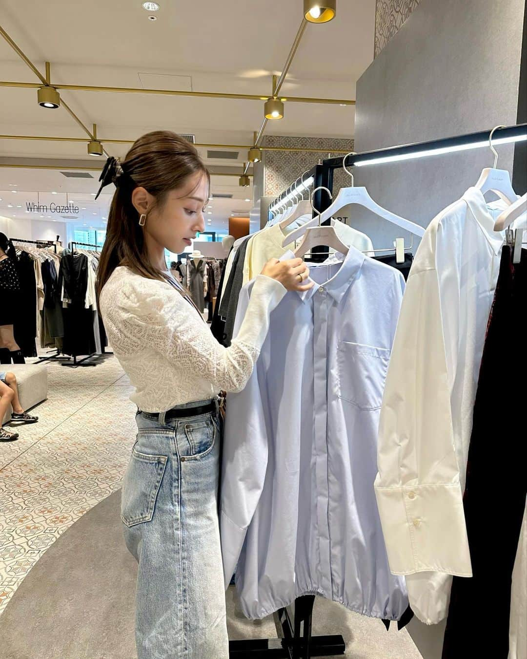 吉田理紗のインスタグラム：「土曜日にNEWoMan横浜での @jillstuart.jp POPUPにお越しくださった皆様 ありがとうございました💕  沢山のお客様と楽しくお話しすることができて あっという間の２時間でした🥰  リブランディングしたJILLSTUART とっても可愛いんです🖤  シンプルな中にモダンなデザインや 上質なヴィンテージ感、エレガントなアクセントが 散りばめられているの😍  こちらのレーストップスもまさに。 袖口のリブが大胆に長くなっていたり パワショルが採用されていることで 白レースでも甘くなりすぎない絶妙なバランス◎  他にもジルといえばのワンピース等 気になるお洋服たくさんでした。  NEWoMan横浜5階でのPOPUPは 9/24(日)までです☑︎  #JILL_NEWoMan #JILLSTUART #ジルスチュアート #低身長コーデ #パワショル #JILL_23AW #pr」