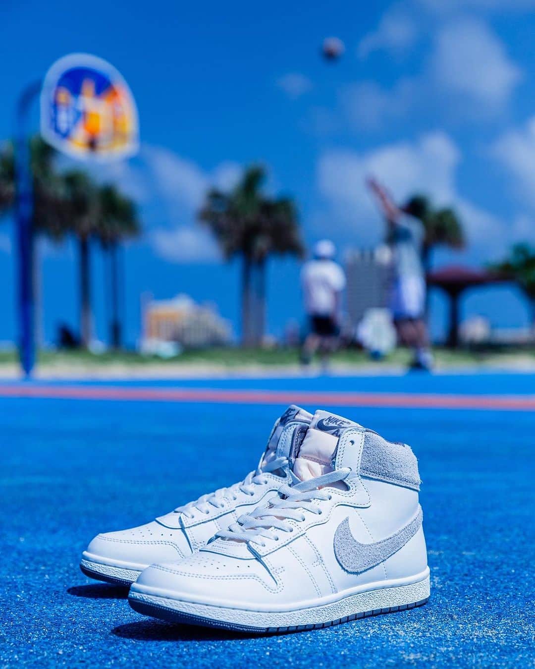 アトモスさんのインスタグラム写真 - (アトモスInstagram)「. NIKE JORDAN AIR SHIP PE SPが9月15日(金)待望のリストック。  言わば、AIR SHIP PE SPはAIR JORDAN 1の原型だ。 足首の保護や捻挫防止の観点からハイカットを採用したシンプルで細身のシルエットで、つま先にかけてのホールド力をより高めるため、トゥに近い3つのアイレットに補強パーツを配置しているのが特徴。 アッパーの大部分がレザーだがスウッシュやアイレットはスエードで、ヒールにクラシックな“NIKE AIR”の文字があしらわれている。  沖縄で8月に開催したTOKYO 23のPOP UPでは”AIR SHIP”のゲリラ販売を行なった。 今回は9月11日(月)よりatmos オンラインにて抽選販売受付開始、9月15日(金)に発売。 ※オンライン抽選のみとなります。  NIKE JORDAN AIRSHIP PE SP is the long-awaited list on September 15th (Friday.  In other words, AIR SHIP PE SP is the prototype of AIR JORDAN 1. It is a simple and thin silhouette with high cuts from the perspective of ankle protection and sprain prevention, and features reinforcing parts arranged in three eyelets close to the toe to increase holding power. The upper part is mostly leather, but the swish and eyelets are suede, and the heels are decorated with classical "NIKE AIR."  At TOKYO 23's POP UP held in Okinawa in August, they sold "AIRSHIP" guerrillas. This time, lottery sales will start on September 11th (Mon) through atmos online and will be released on September 15th (Fri). Only online lottery is available.  #tokyo23 #tokyo23basketball #nike #airship #michaeljordan」9月11日 20時02分 - atmos_japan