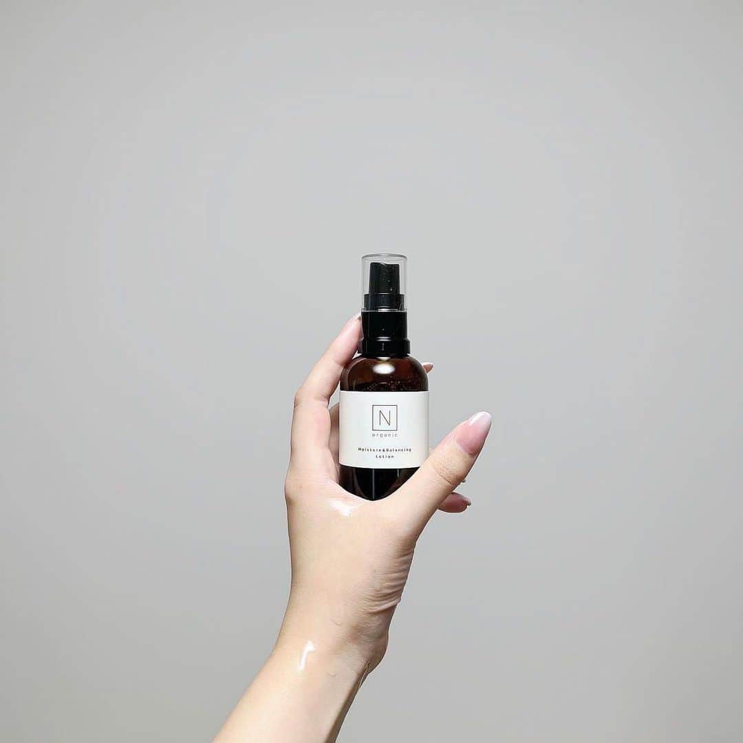 横山紗弓のインスタグラム：「N organic の 'モイスチュア&バランシングローションセラム ハーフボトルセット'のご紹介🪄 セットの中身は ローション50mL / セラム30mL / VCエッセンスパウチ3包 香りも柑橘系でとても癒し時間になる〜 Qoo10のメガ割りで是非チェックしてほしい品！ 少しとろみのあるテクスチャーで 肌の温度でさらっと馴染んでくれます🪔 このセットで約1ヶ月使用できるそうなので 自分のお肌に合うか試すこともできるし ちょっとした贈り物にも良さそう✨ #Qoo10メガ割 #Nオーガニック #スキンケア #PR」