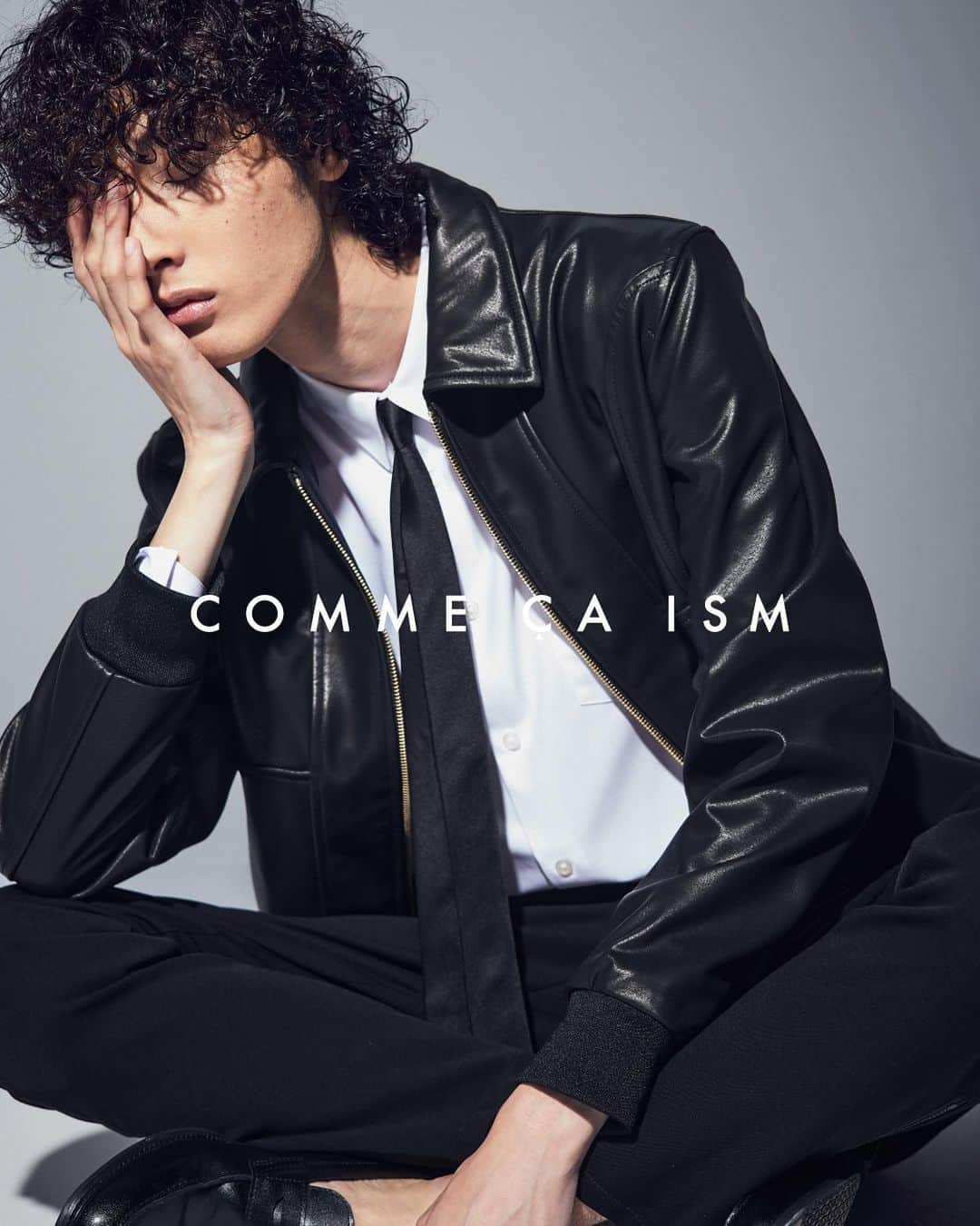 COMME CA ISMのインスタグラム：「… スプリットレザーブルゾン 39,800円  #スプリットレザー と呼ばれる ラムレザーの床革の表面に ポリウレタンコーティングを 施し、見た目や質感共に 本革に似ている素材で 作ったブルゾン  コンパクトなシルエット 随所に入れた切り替えデザイン フロントのゴールドジップも ポイントです  #commecaism #コムサイズム #ファッション #ファッションコーデ #メンズファッション #レザーブルゾン #フェイクレザージャケット #パンツコーデ #スキニーパンツ #ブラックコーデ   @commecaism_official」