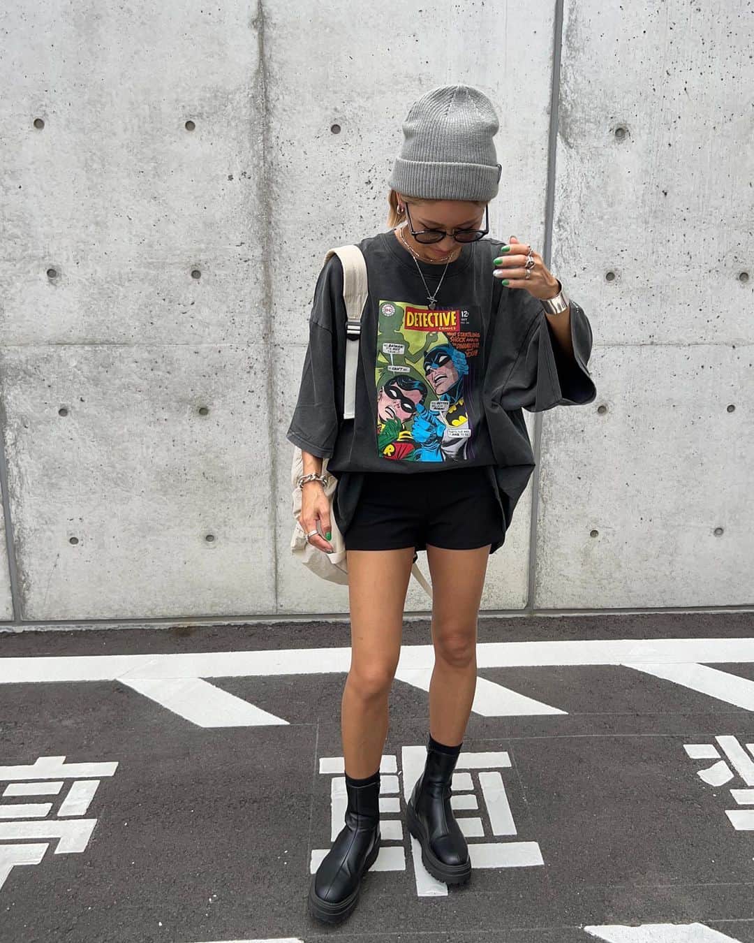 annaのインスタグラム：「.  バッドマン可愛すぎん？🖤🦹🏼 シルエットも最高のTシャツ🫶 @amail_official   後ろの刺繍がまたまた好き🥰  tops ⋆ @amail_official  pants ⋆ @sheinofficial  bag ⋆ @canaljean  shoes ⋆ @azulbymoussy_official  cap ⋆ @stance_japan   #秋コーデ#ブーツコーデ#カジュアルコーデ#大人カジュアル#158cmコーデ#骨格ナチュラルコーデ#きょこ#ニット帽コーデ」