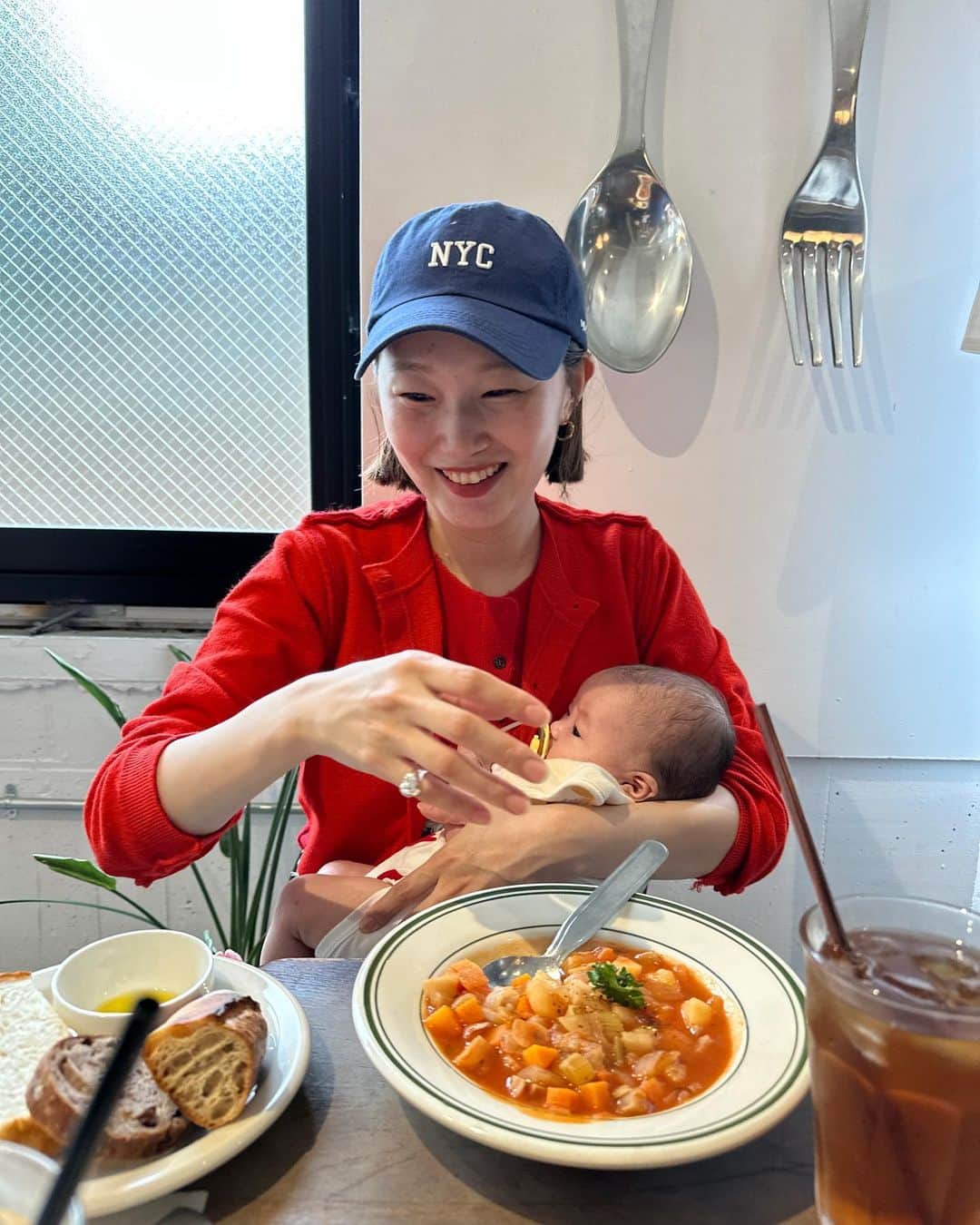 のインスタグラム：「今日で2ヶ月☺️🐰👶🏻💐 おめかししてたけどカフェ行く前に盛大に汚したから🙄🫨急遽着替えたら、 リンクコーデになった🥹🍅🥫 記念になったからヨシ👌🙆🏻‍♀️ 最近は更に良く寝るようになって、夜もグズらずちょっと寝過ぎて不安になるぐらいだけど すくすく元気に育ってくれていて嬉しい👶🏻☺️ . #生後2ヶ月 #令和5年ベビー #perverze」