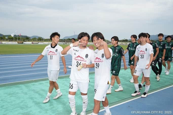 濱口草太さんのインスタグラム写真 - (濱口草太Instagram)「リーグ2連覇☀️ 今までの福山シティfcに関わる全ての人が ONE BIG FAMILY🫶🏻  #39 #カメラに気付いたら #すぐ決めがち #何のポーズか分かった人いるかな」9月11日 20時16分 - sh_522sh