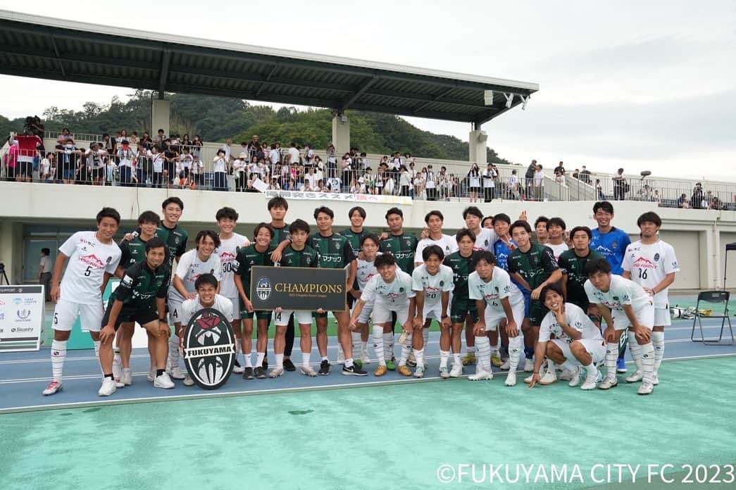 濱口草太さんのインスタグラム写真 - (濱口草太Instagram)「リーグ2連覇☀️ 今までの福山シティfcに関わる全ての人が ONE BIG FAMILY🫶🏻  #39 #カメラに気付いたら #すぐ決めがち #何のポーズか分かった人いるかな」9月11日 20時16分 - sh_522sh