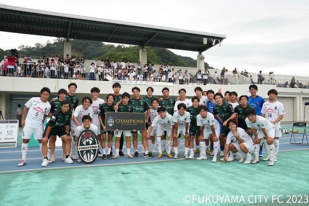 濱口草太さんのインスタグラム写真 - (濱口草太Instagram)「リーグ2連覇☀️ 今までの福山シティfcに関わる全ての人が ONE BIG FAMILY🫶🏻  #39 #カメラに気付いたら #すぐ決めがち #何のポーズか分かった人いるかな」9月11日 20時16分 - sh_522sh