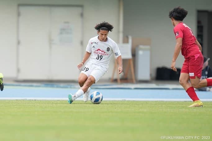 濱口草太さんのインスタグラム写真 - (濱口草太Instagram)「リーグ2連覇☀️ 今までの福山シティfcに関わる全ての人が ONE BIG FAMILY🫶🏻  #39 #カメラに気付いたら #すぐ決めがち #何のポーズか分かった人いるかな」9月11日 20時16分 - sh_522sh