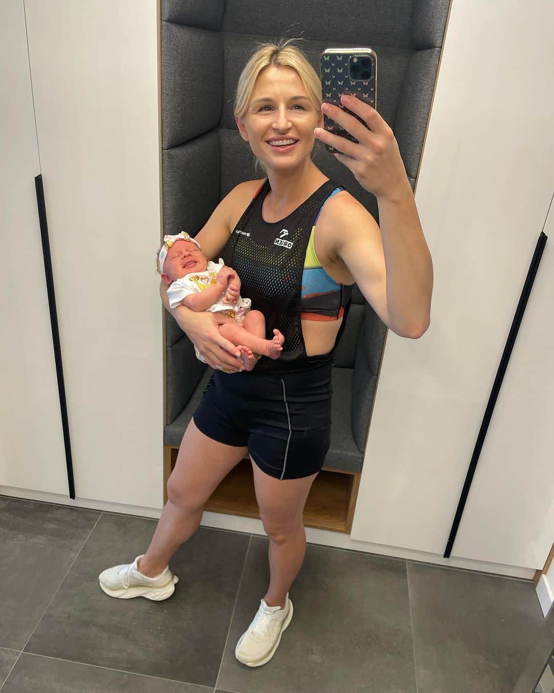 マウゴジャータ・ホルブのインスタグラム：「Znacie taką zasadę, że wszystko co zrobicie w stroju sportowym zalicza się do treningu ? 🥳  Dzisiaj w planie długi spacer 🤷‍♀️😈   @orlenteam_official @newbalancerunning  [współpraca reklamowa]  #aktywnamama #mamaicórka #mumlife #mumanddaughter #3weeksold」