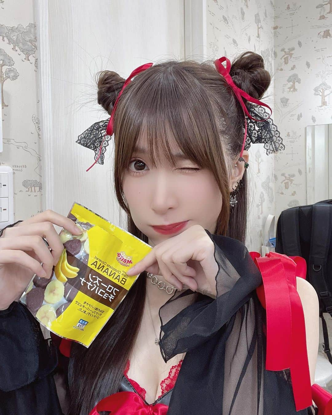 小鳥遊七星のインスタグラム：「最近のお気に入りのチョコバナナ🍌🍫  セブンイレブンで爆買いした🍫🍌」