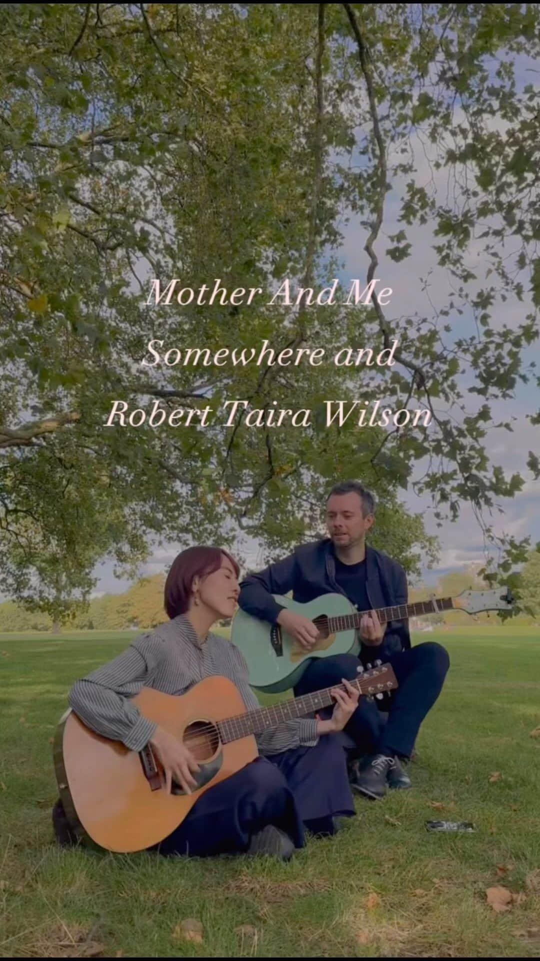Sakuのインスタグラム：「✴︎ Summer of 2023 in London. Singing in the park with Robert.  As we sang, a lovely breeze blew.🍃  Somewhere🕊 "Mother And Me" Music by: Saku Lyrics by: Saku, Robert Taira Wilson  #acousticguitar #singing #indie #folk」