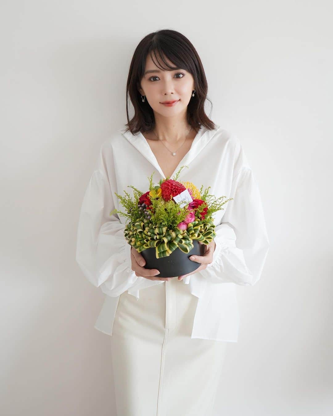 勝木友香のインスタグラム：「昨夜から たくさんのメッセージ…  お誕生日を迎えました😊  常日頃から 感謝の気持ちでいっぱいですが、今日は言葉にして…。  有名人でもなく SNS活動がメインでもない。 いち放送作家がライフワークで投稿しているインスタですが、  温かい目で見守ってくださる方々、ありがとうございます😊  コメントやイイネをいただくと  元気にしてるかなー？  と、思い出しては 私も柔らかい気持ちに😊  いつもいつも ありがとうございます😊  今年も懇意のジュエリーブランドさんから素敵なお花が届きました💐  👚　#lephil 👖　#clane   #誕生日　#大人女子　#オトナ女子　#45歳　#アラフィフ女子　#アラフィフ　#花のある暮らし　#花　#flower」