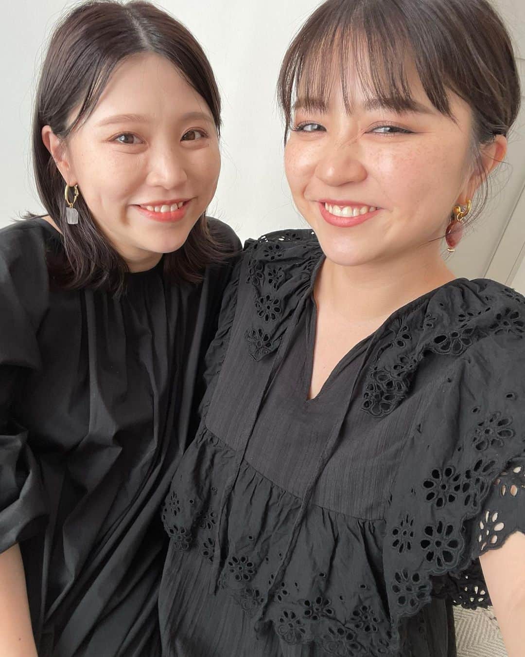 Shioneのインスタグラム：「かわいいかわいい甥っ子の3歳の写真を撮りに行ってきた🌼🩵 . . 終始笑いっぱなしでクッタクタ😂😂 . . 甥っ子以外は黒で揃えてアクセサリーはもちろんtiiの🩵 お母さんもtiiのアクセサリー付けてたのに撮るの忘れたーー😭😭😭😭 . . #甥っ子 #家族写真 #姉妹 #天然石アクセサリー #アクセサリー #handmade #handmadejewelry」