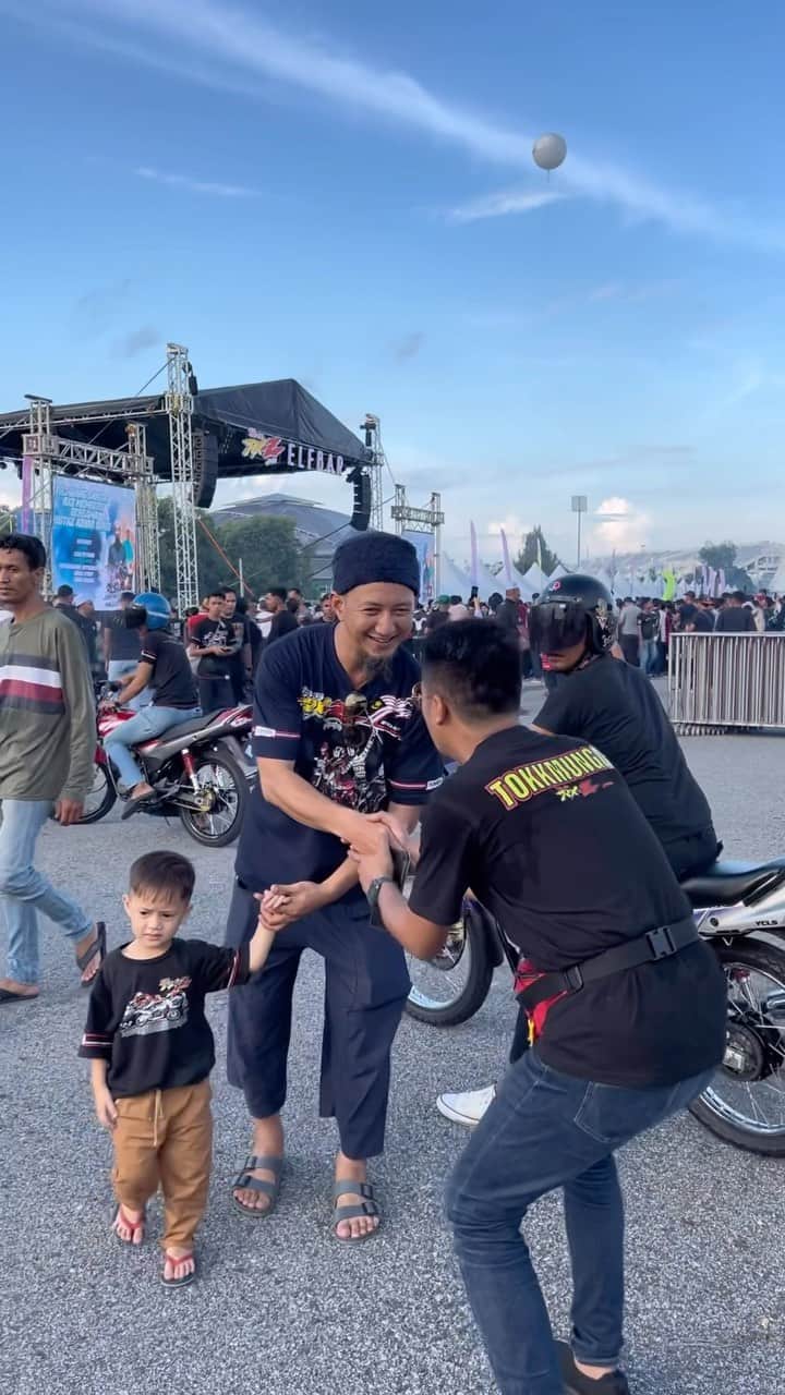 Koleksi Komik Malaysiaのインスタグラム：「Jumpa murobbi motorsport yang Tokk hormati, mesti korang kenal lah😊 #rxz #rxzmembers #rxzmalaysia #rxzlover #rxzmodifikasi #y15 #y15malaysia #kapcaimalaya #kapcai」