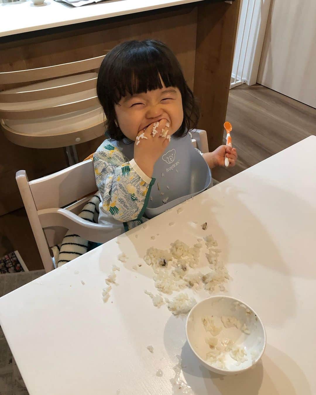 宇都宮まきのインスタグラム：「ぼく、一回テーブルにお茶碗ひっくり返してから食べるタイプなんだ！よろしく＼(^o^)／」