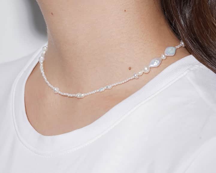 Enasolunaさんのインスタグラム写真 - (EnasolunaInstagram)「Pearl family necklace 様々な形のパールが連なったネックレスは、どの角度から見ても違う表情が楽しめます。  冠婚葬祭のイメージのたる連のパールネックレスですが、不揃いのパールが連なったデザインはカジュアルスタイルに合わせやすく、普段使いにおすすめです！ エフォートレスな着こなしを楽しんで✨  ✔︎ Pearl family necklace ¥35,200- (tax incl.) 淡水パール、K10YG  オンラインストアにてぜひご覧ください。  #enasoluna #エナソルーナ #pearlnecklace #パールネックレス」9月11日 20時15分 - enasoluna_official