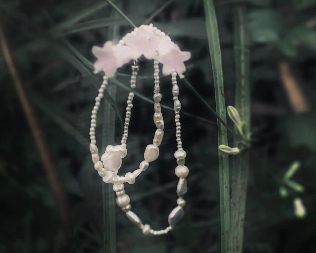 Enasolunaさんのインスタグラム写真 - (EnasolunaInstagram)「Pearl family necklace 様々な形のパールが連なったネックレスは、どの角度から見ても違う表情が楽しめます。  冠婚葬祭のイメージのたる連のパールネックレスですが、不揃いのパールが連なったデザインはカジュアルスタイルに合わせやすく、普段使いにおすすめです！ エフォートレスな着こなしを楽しんで✨  ✔︎ Pearl family necklace ¥35,200- (tax incl.) 淡水パール、K10YG  オンラインストアにてぜひご覧ください。  #enasoluna #エナソルーナ #pearlnecklace #パールネックレス」9月11日 20時15分 - enasoluna_official