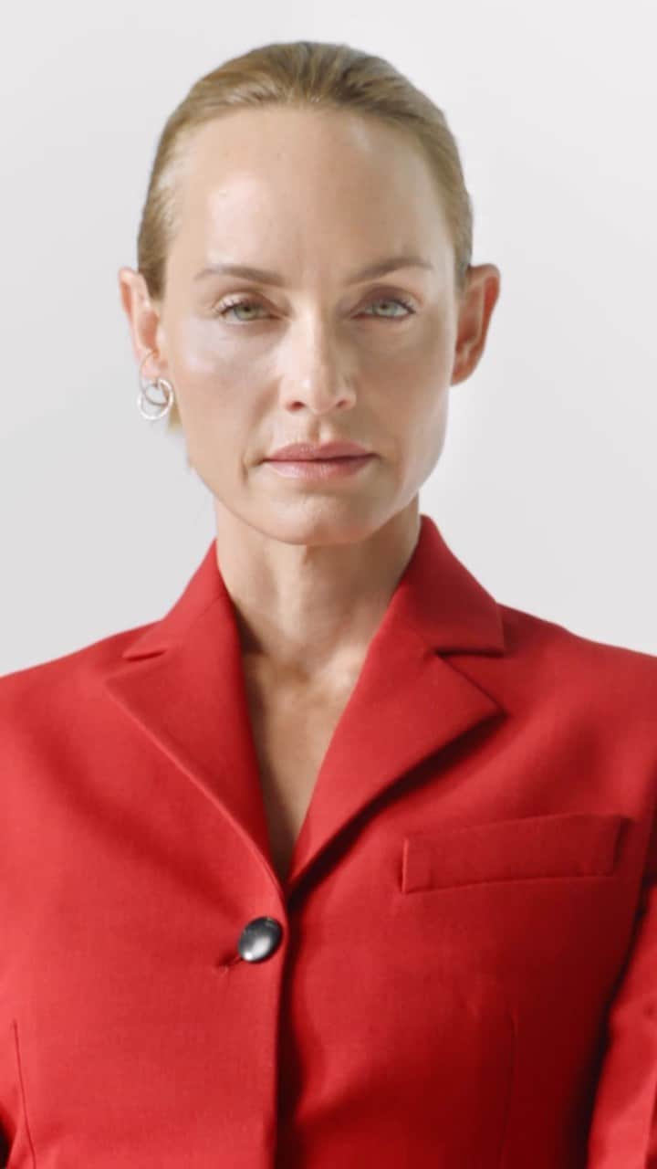 ネッタポルテのインスタグラム：「FASHION THAT DELIVERS: The inimitable @ambervalletta fronts our FW23 campaign, wearing the season’s most empowering pieces. Shop #NETAPORTER’s fall-winter ‘23 collection at the link in bio.」