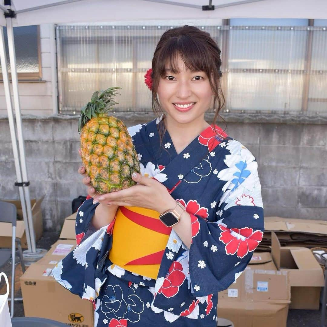 北川楓夏のインスタグラム：「8月のお話ですが… 南通で開催された夏祭りにお手伝いで参加しました😌🎐  7月の大雨災害で県内でも被害の大きかった地域のひとつ。この祭りの実行委員である南通商店街の皆さんも、ほぼ100%と言っていいくらい浸水被害に遭われました。  みんなそれぞれ復旧作業で大変でしたが、なんとか地域のこどもたちの笑顔はなくしてはいけないと、予定通り夏祭りを開催することとなりました。  いまだに南通を歩いていると家具や、自力で剥がしたのであろう床板などが表に出されています。復旧作業もまだまだ落ち着かないところも多くあります。かなり時間を要しますよね。 うちもやっと罹災証明書が届き、いろいろな手続きをする段階に入りました🥺  夏祭りの日はそんな大変な南通にも活気があふれていました。とても暑かったですが、地域のみなさんの笑顔が見れて、お互いに声を掛け合い、改めてみんなで乗り越えていこう！と気合の入る1日でした🔥 他地域からもたくさんの方にご来場いただき、また南通復興のための支援もいただきました。  南通竿燈会の助っ人として駅東竿燈会のみなさまも演技に来てくださいました👏🏻嬉しいご配慮！！  ロクニイサンのブースでは全国から寄せられたお見舞いを元に、沖縄のパインなどを今回被害に遭われた方、そして支援をいただいた方へお渡ししていました🍍私もお手伝いさせていただきました！  また来年も、もっと輝く笑顔のために✨  #akita #秋田 #大雨災害 #自然災害 #南通 #南通街区親子ふれあい夏祭り #南通商店街 #ロクニイサン #沖縄県東村 #パイナップル #沖縄 #夏祭り #浴衣 #秋田の夏」