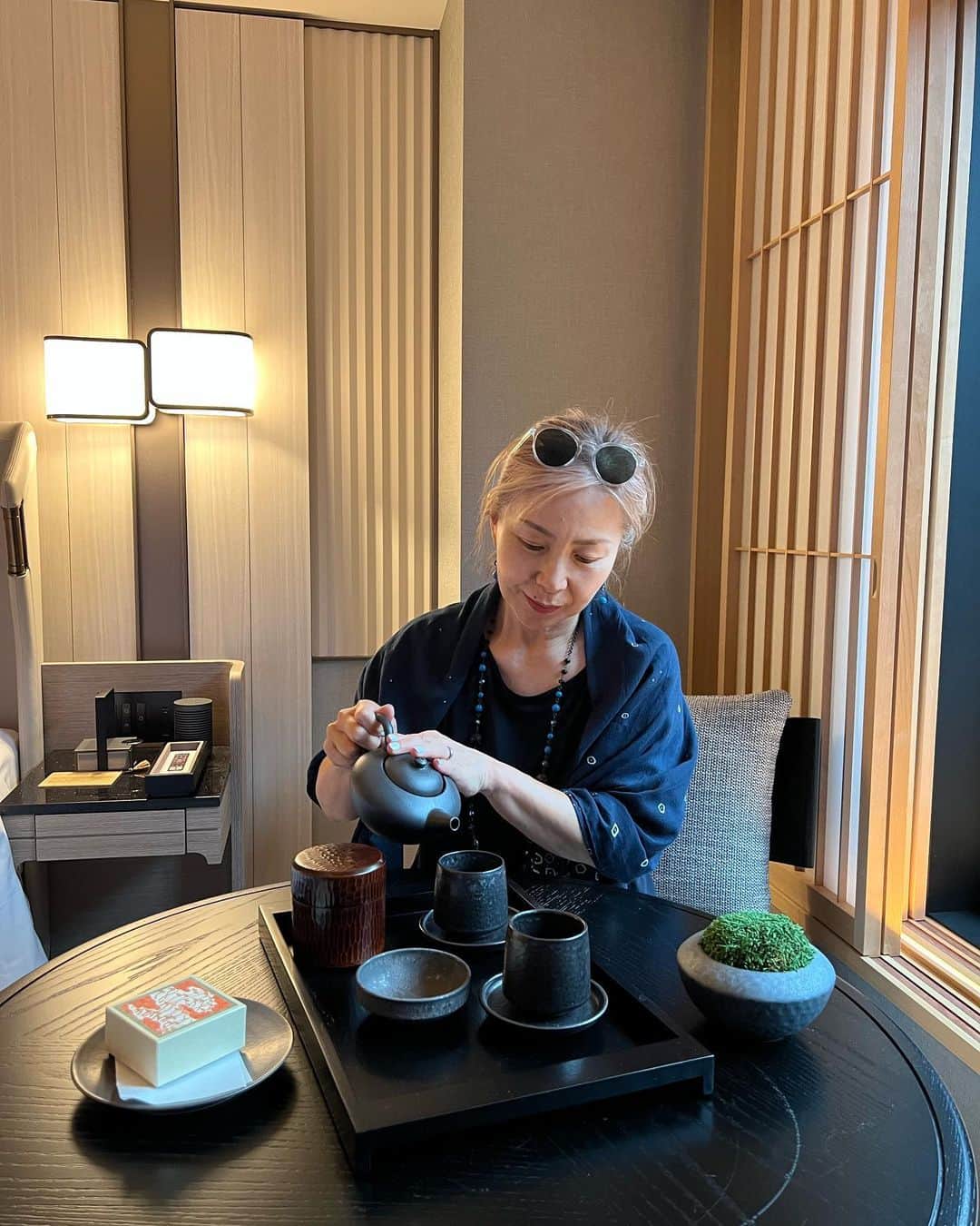 のインスタグラム：「今回の京都は母娘２人旅！ お母さんは中学の修学旅行ぶりの京都だったそうな...☺️ 一緒に行こうと約束してから数年経ってしまったけどやっと実現できて本当によかった。  デュシタニ京都でのディナーは鉄板フレンチの"紅葉"でいただきました🍽️🍁 紅葉では和食、フレンチ、タイ料理を一気に楽しむ事ができ、素材の味を生かしたお食事達に２人で美味しいが止まらなかったです！ (動画見返してたら笑ってしまうくらい🙈)  贅沢な時間を堪能した後は、ほろ酔い気分でホテルを探検したのも楽しかった。母はいつだってお茶目なのです。  雨が降ってなければ、ホテルの近くのお寺や鴨川に夜のお散歩しに行きたかったけどそれはまた次回の楽しみにとっておこう🌝🐾  #dusitthanikyoto #デュシタニ京都 #kyoto #yurie_travel」