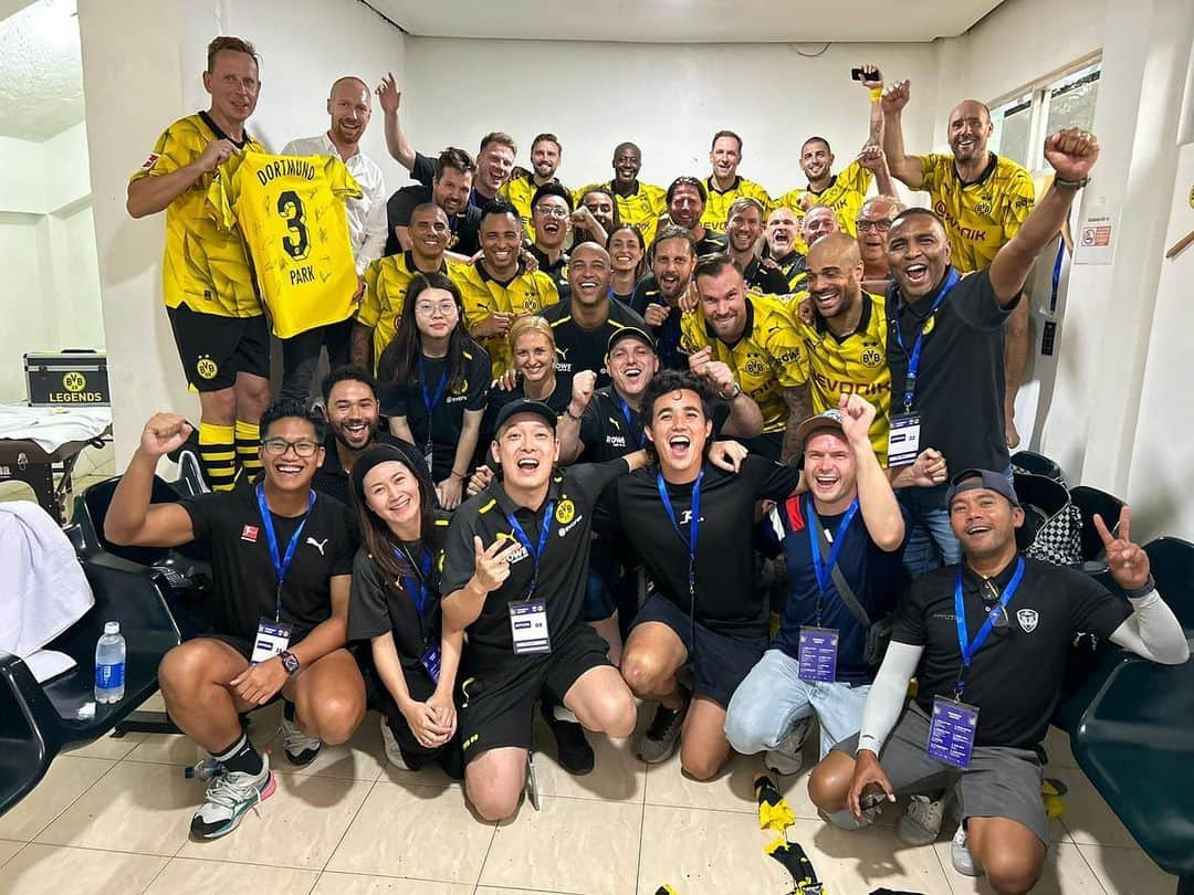 マルセル・シュメルツァーのインスタグラム：「🇮🇩🖤 2. Reise - 2. Erfolg - Danke @bvb09, Jakarta, Bandung und @persib 💛⚽️」