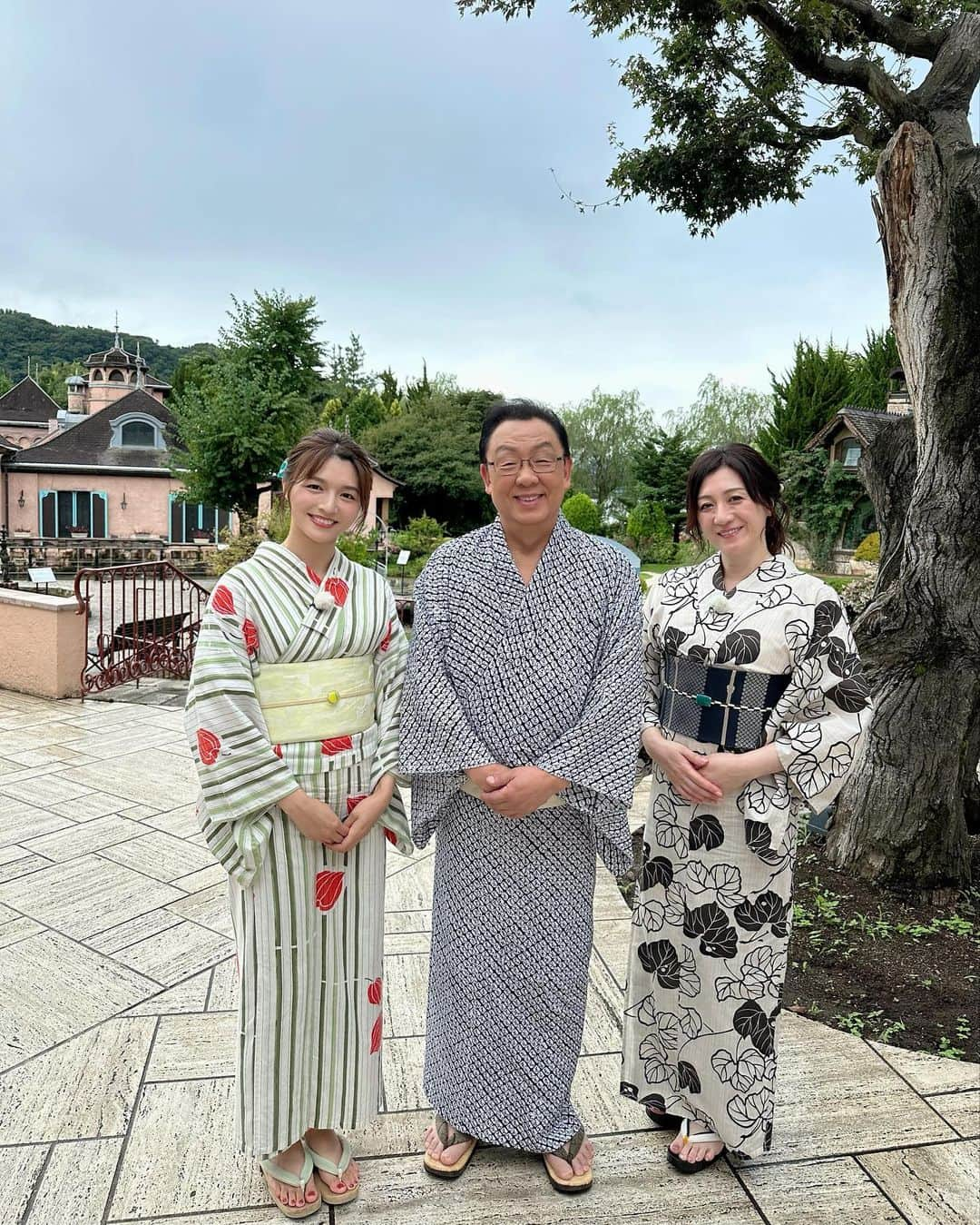 清水麻椰さんのインスタグラム写真 - (清水麻椰Instagram)「河口湖から富士山バックに全編生放送！のはずが、 あいにくの曇天で見ることは叶いませんでした🥲🗻  それでも朝からみんなで浴衣を着て、緑豊かな空気に癒されて、いつも以上に柔らかな雰囲気でお届けできたと思います🌸  梅沢さんと野々村さんとの家族写真のような３ショット👨‍👩‍👧は、丸山さんが撮影してくださいました！  来週も #サタプラ ぜひご覧ください💕」9月11日 20時19分 - mayasmz