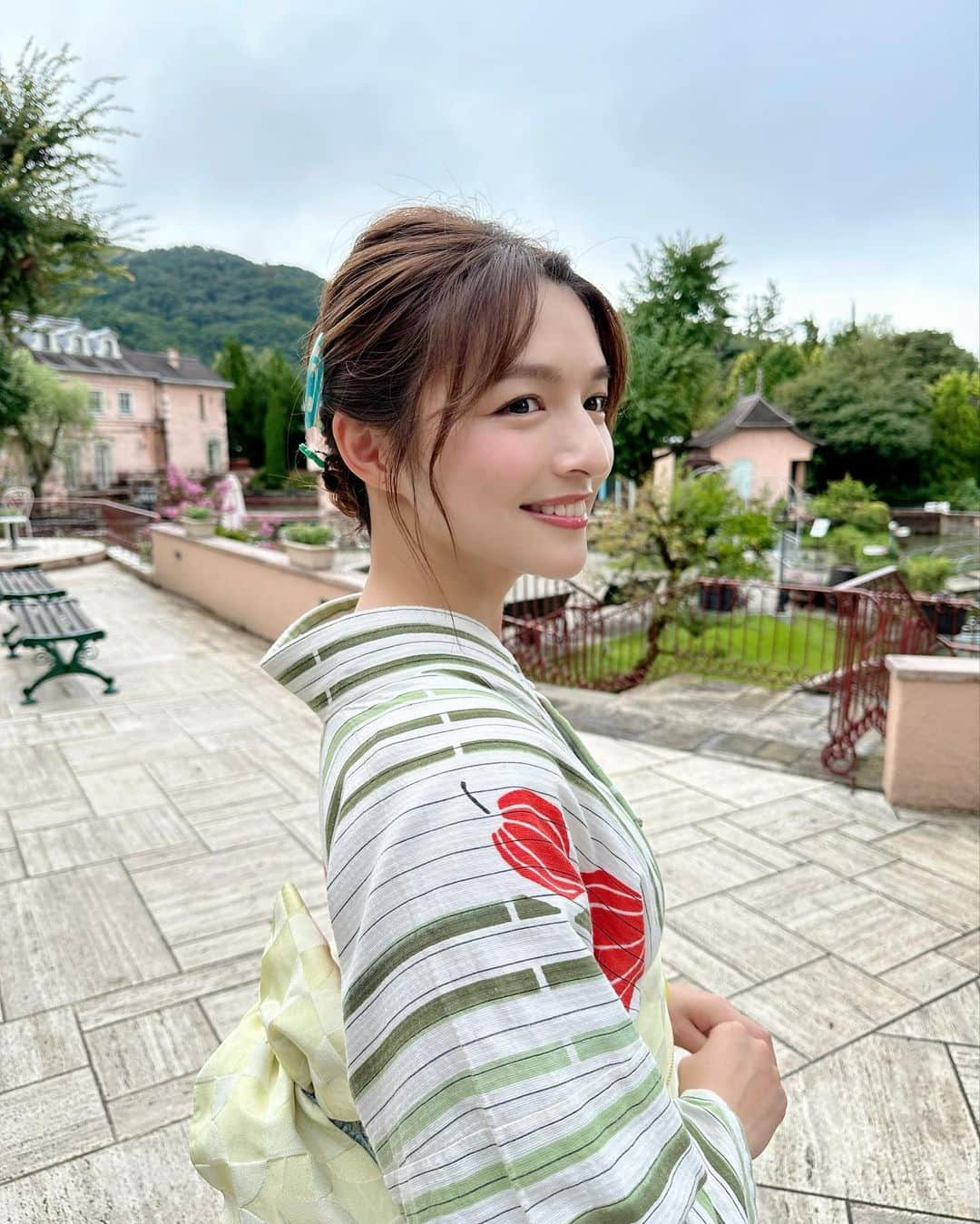 清水麻椰さんのインスタグラム写真 - (清水麻椰Instagram)「河口湖から富士山バックに全編生放送！のはずが、 あいにくの曇天で見ることは叶いませんでした🥲🗻  それでも朝からみんなで浴衣を着て、緑豊かな空気に癒されて、いつも以上に柔らかな雰囲気でお届けできたと思います🌸  梅沢さんと野々村さんとの家族写真のような３ショット👨‍👩‍👧は、丸山さんが撮影してくださいました！  来週も #サタプラ ぜひご覧ください💕」9月11日 20時19分 - mayasmz