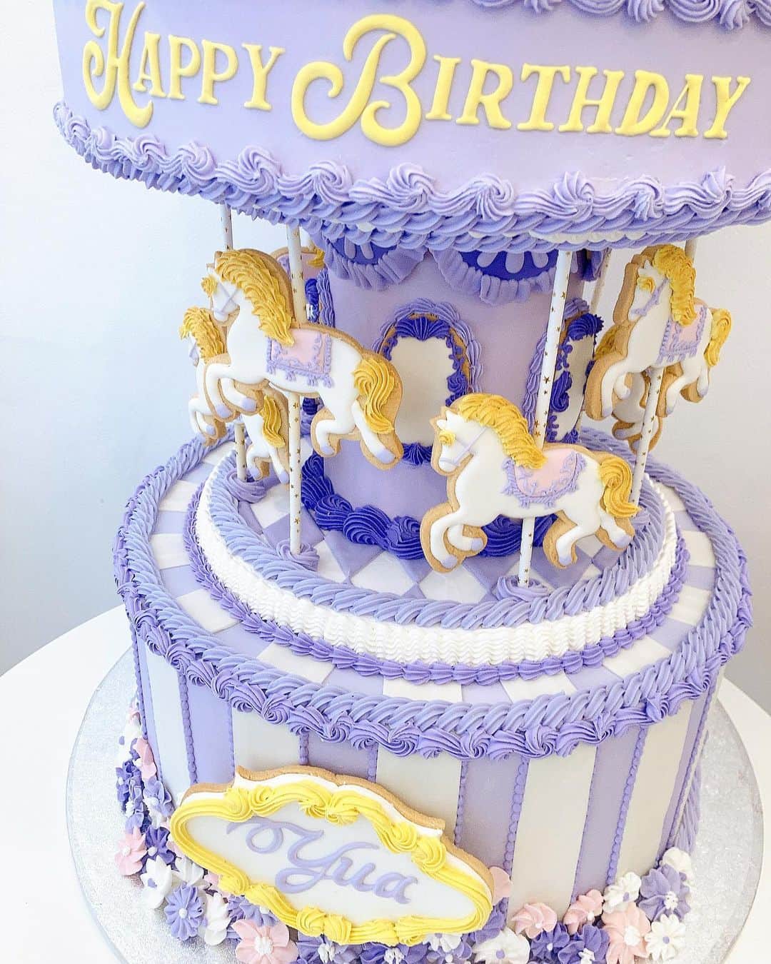 ai okadaのインスタグラム：「生誕＆引退イベントにて🎂💐💟 @yua_mikami   #anniversarycake  色々な絞りで🧁（2枚目）」