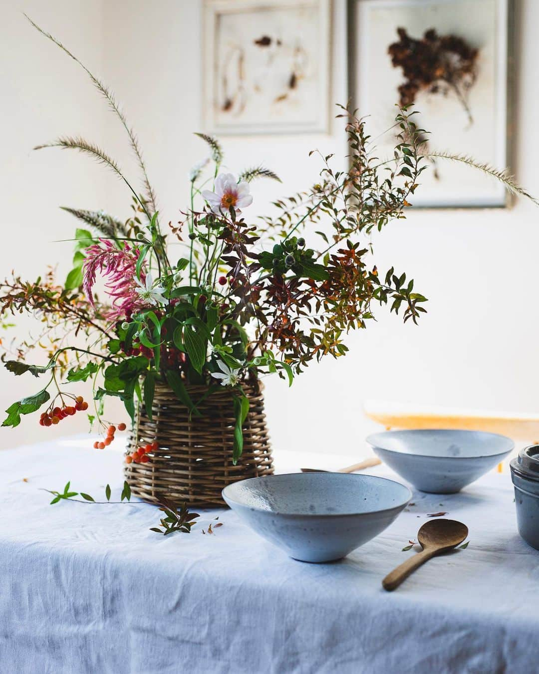 増田由希子さんのインスタグラム写真 - (増田由希子Instagram)「Autumn feeling in our home with these pretty flowers🍂🌸 #autumn #autumnflowers  食卓に、秋の彩り🌾 #秋の野草を籠いっぱいに #教室の残り花」9月11日 20時20分 - nonihana_