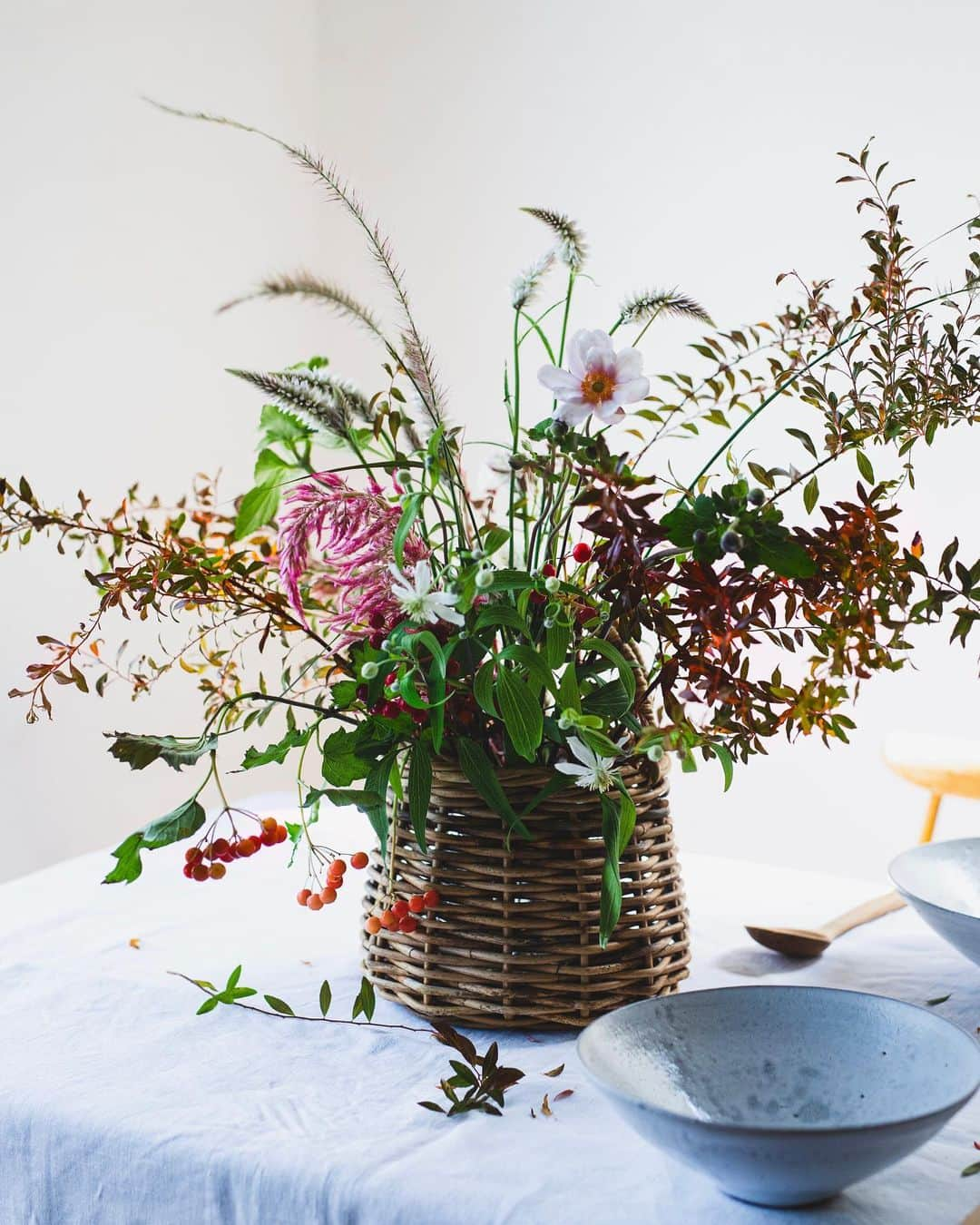 増田由希子さんのインスタグラム写真 - (増田由希子Instagram)「Autumn feeling in our home with these pretty flowers🍂🌸 #autumn #autumnflowers  食卓に、秋の彩り🌾 #秋の野草を籠いっぱいに #教室の残り花」9月11日 20時20分 - nonihana_