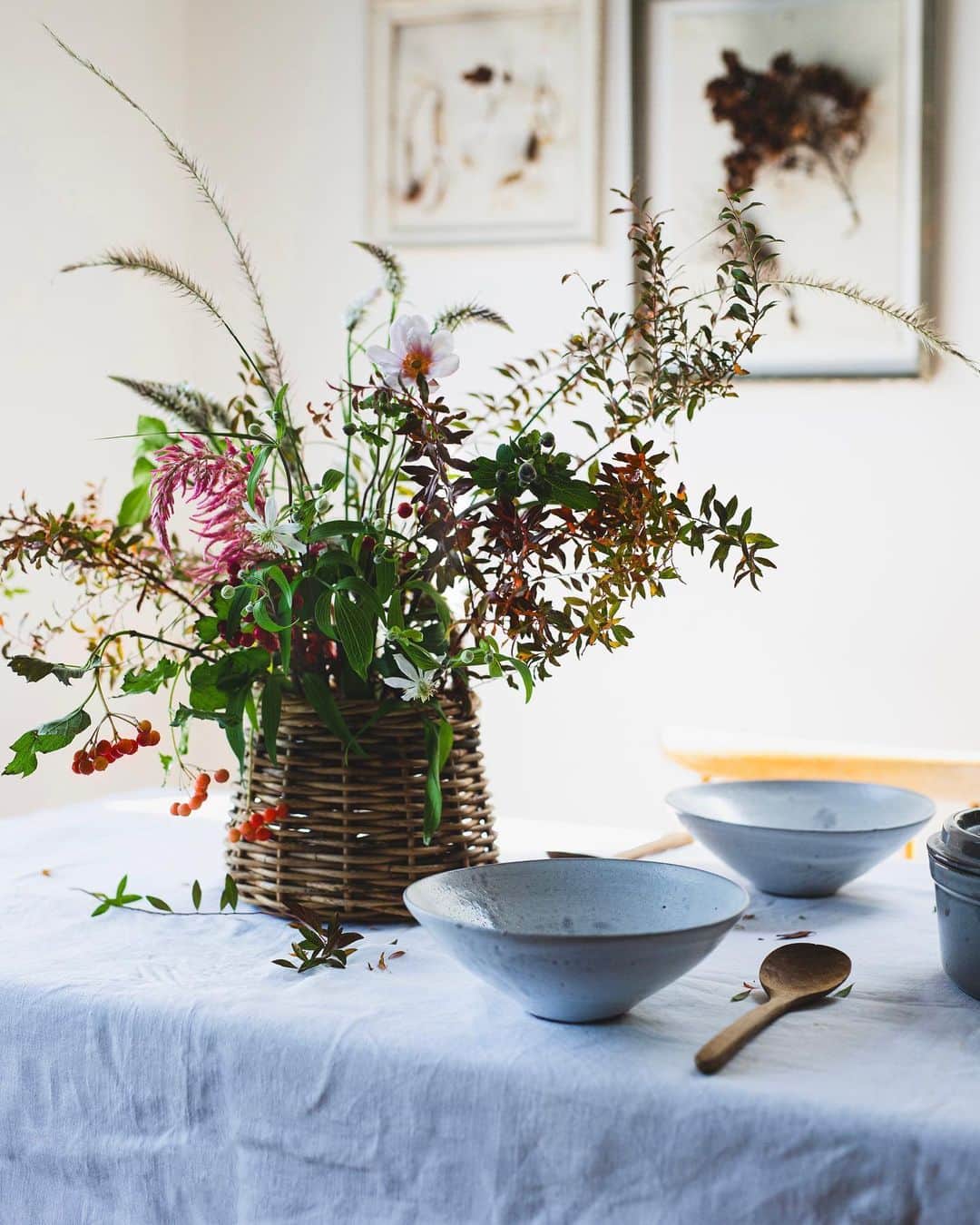 増田由希子のインスタグラム：「Autumn feeling in our home with these pretty flowers🍂🌸 #autumn #autumnflowers  食卓に、秋の彩り🌾 #秋の野草を籠いっぱいに #教室の残り花」