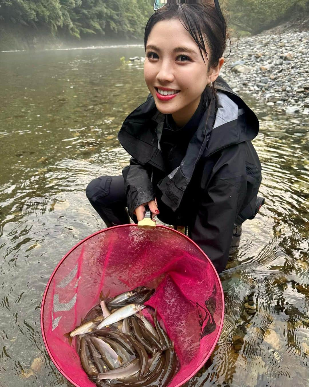 宮田亜夢さんのインスタグラム写真 - (宮田亜夢Instagram)「尺鮎に届く鮎は釣れなかったけど、このサイズがこれだけ掛かれば文句なしどころか最高すぎた🩵😆 やっぱり海産鮎は無茶苦茶すき😍  #尺鮎チャレンジ #大鮎  #sweetfish  #polefishing   #鮎釣り #鮎 #友釣り #延べ竿 #ライトスタイル #ダイワ  #DAIWA  #宮田あゆ #釣り #fishing #fishinglife #fishingday  #낚시 #川 #渓流 #渓流釣り  #camp #清流 #outdoor #outdoors #nature #naturelover #japanesestyle」9月11日 20時21分 - ayu_9992_