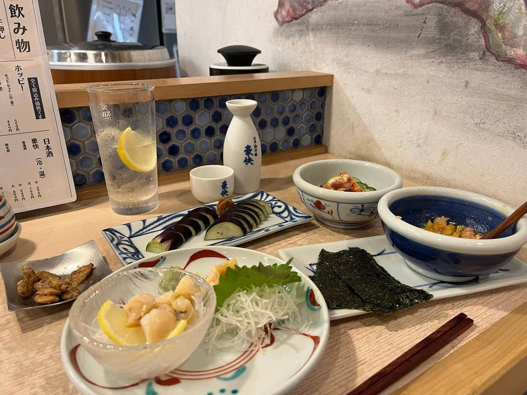 西澤由夏さんのインスタグラム写真 - (西澤由夏Instagram)「仕事後に、 カウンターで一人飲み🍶  同じお店にばかり行くので 常連になりつつある。笑  これ以外にも つぶ貝のお寿司や生牡蠣など…  最高に至福。  〆はラーメンにしよう🍜」9月11日 20時23分 - yknszw