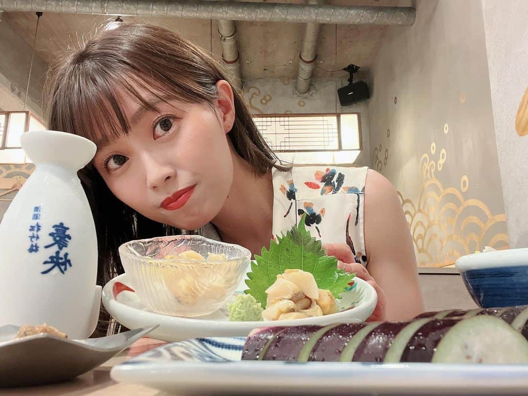 西澤由夏のインスタグラム：「仕事後に、 カウンターで一人飲み🍶  同じお店にばかり行くので 常連になりつつある。笑  これ以外にも つぶ貝のお寿司や生牡蠣など…  最高に至福。  〆はラーメンにしよう🍜」
