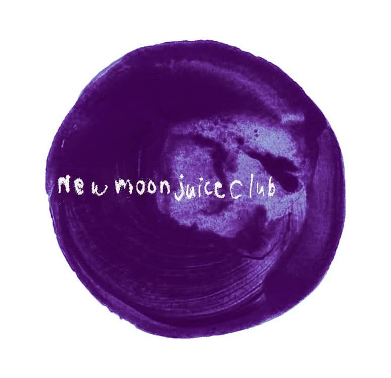 Sunshine Juiceのインスタグラム：「新月のタイミングでジュースクレンズをするコミュニティ ｢new moon juice club🌚🌝｣  10月のジュースメニューは、 梨バジル 1L デイリージュース“ケール” 1L  今年も福岡県の林農園さんの梨を使わせていただき、広島県の森崎農園さんの香りの良いバジルを組み合わせました😋  毎年人気の梨のジュースは、カリウムが豊富でむくみの解消や高血圧の予防、代謝を整える効果が期待できます。 バジルには強い抗酸化作用がありアンチエイジング効果が高く、香りには自律神経を整えストレスや不安を抑えるリラックス効果もあります。 季節の変わり目にジュースを飲みながらふっと一息ついてください☺️ ※天候や仕入状況により内容は変更になる可能性があります、ご了承ください。  10月の新月は15日(日) 毎月自宅に届く便利なオンラインショップは、10/5までにご注文ください🤲 みんなでクレンズを習慣にして、疲れにくい身体を手に入れましょう💪✨ #stayjuicy #sunshinejuice #coldpressedjuice #juicecleanse #newmoon #新月#コールドプレスジュース #クレンズ #ジュースクレンズ」