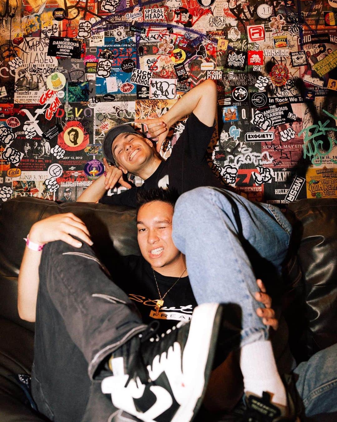 Kerrang!のインスタグラム：「“Every show we play is like a giant house party” 💥  Following an unforgettable summer of mega-shows and their newly-released debut album PUNK TACTICS, Joey Valence & Brae are already an alternative force to be reckoned with. And the key to their success? Simply just having fun…  Read the interview now 🔗  ✍️: @rishi.shah2  📸: @connorpnw」