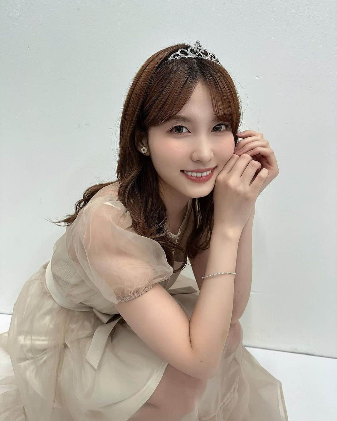 のインスタグラム：「.  9/30(土)にファンミーティングの開催が決定しました🥳  なんと明日から申し込みが始まります！ 忘れずにチェックしてください！  場所や詳細はFCサイトを見てください👀 ストーリーとハイライトにリンク貼ります🙋🏻‍♀️  それからFCサイトの写真もリニューアルしてます！ どれもこだわりのある写真たちなので全部みてね👀👀」